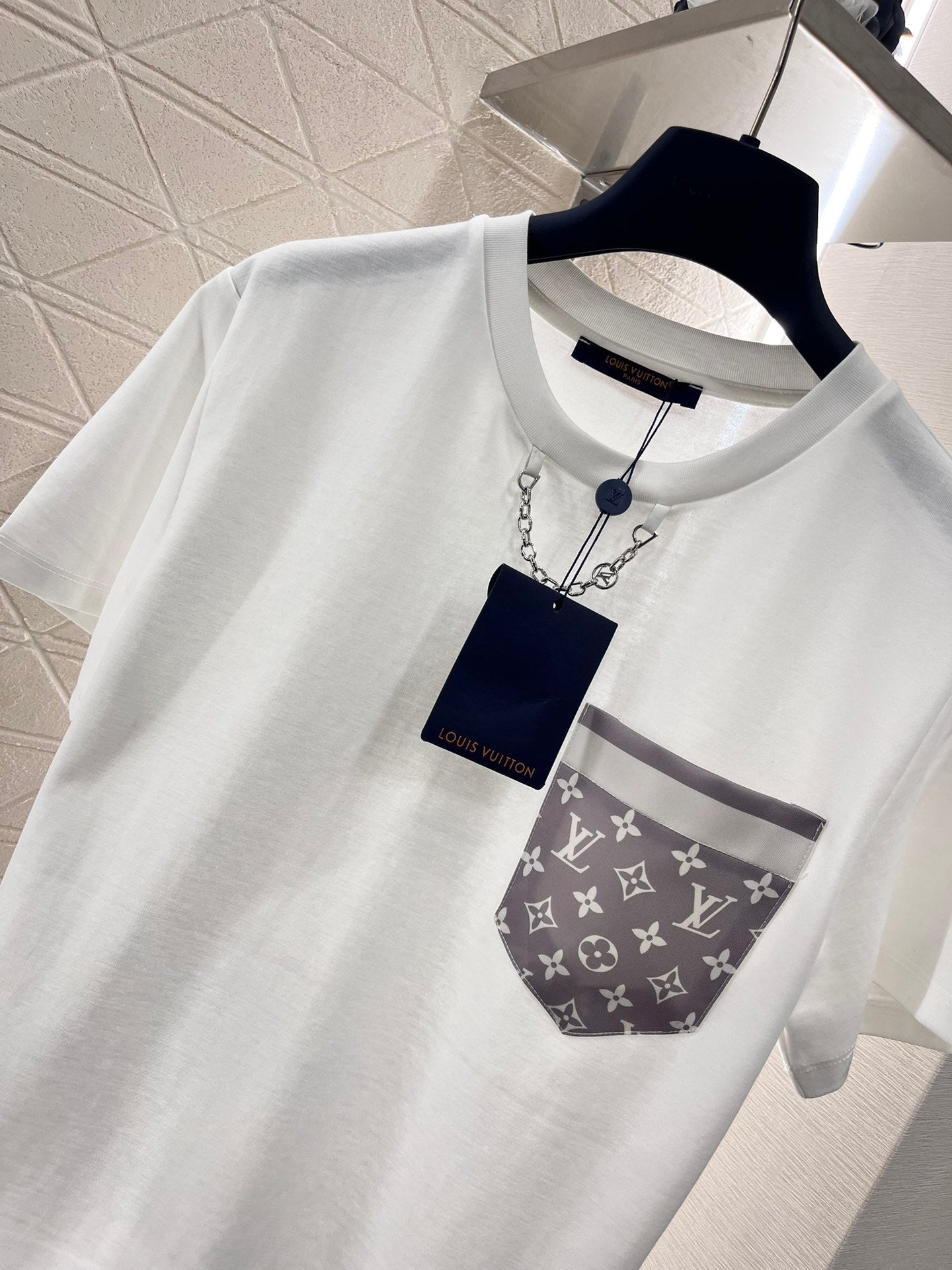 L* new style monogram pocket chain T-shirt, all cotton