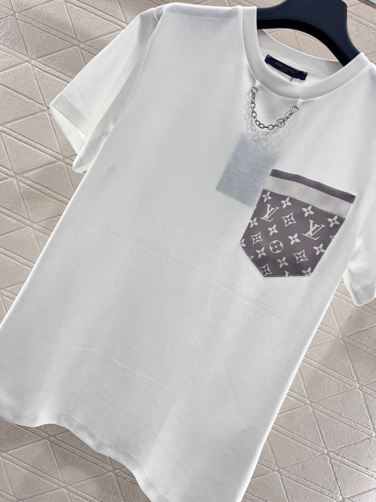 L* new style monogram pocket chain T-shirt, all cotton