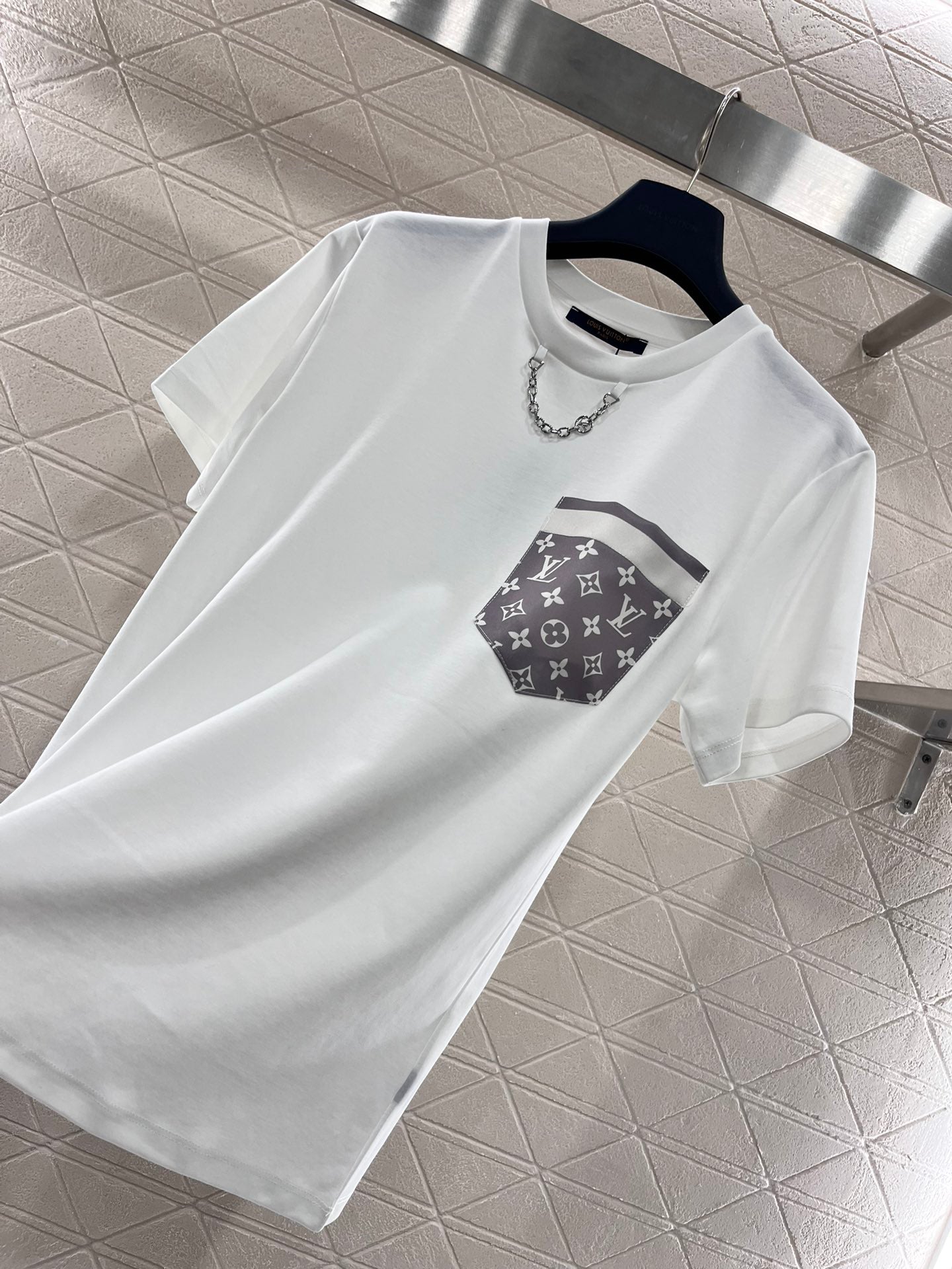 L* new style monogram pocket chain T-shirt, all cotton