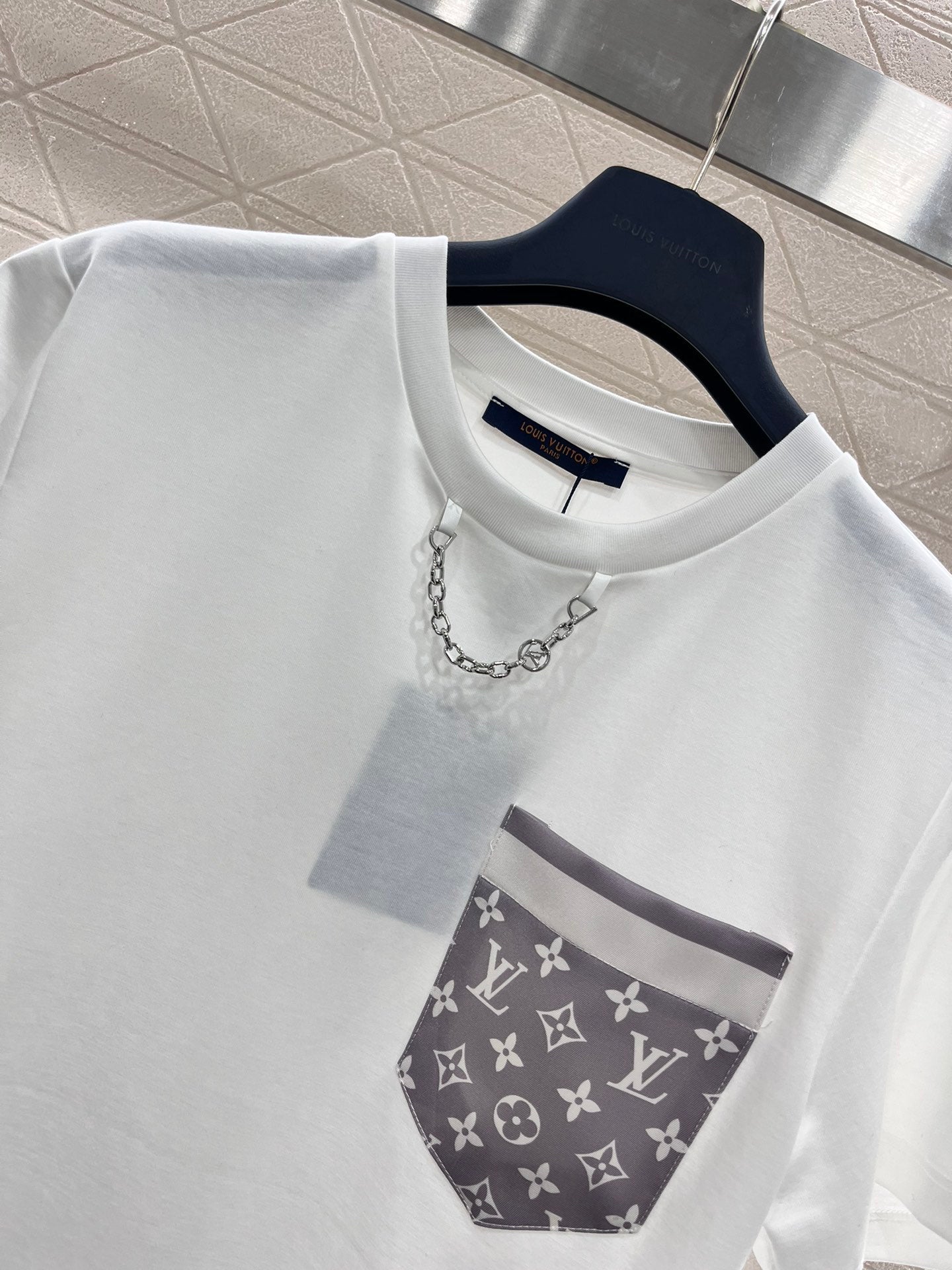 L* new style monogram pocket chain T-shirt, all cotton