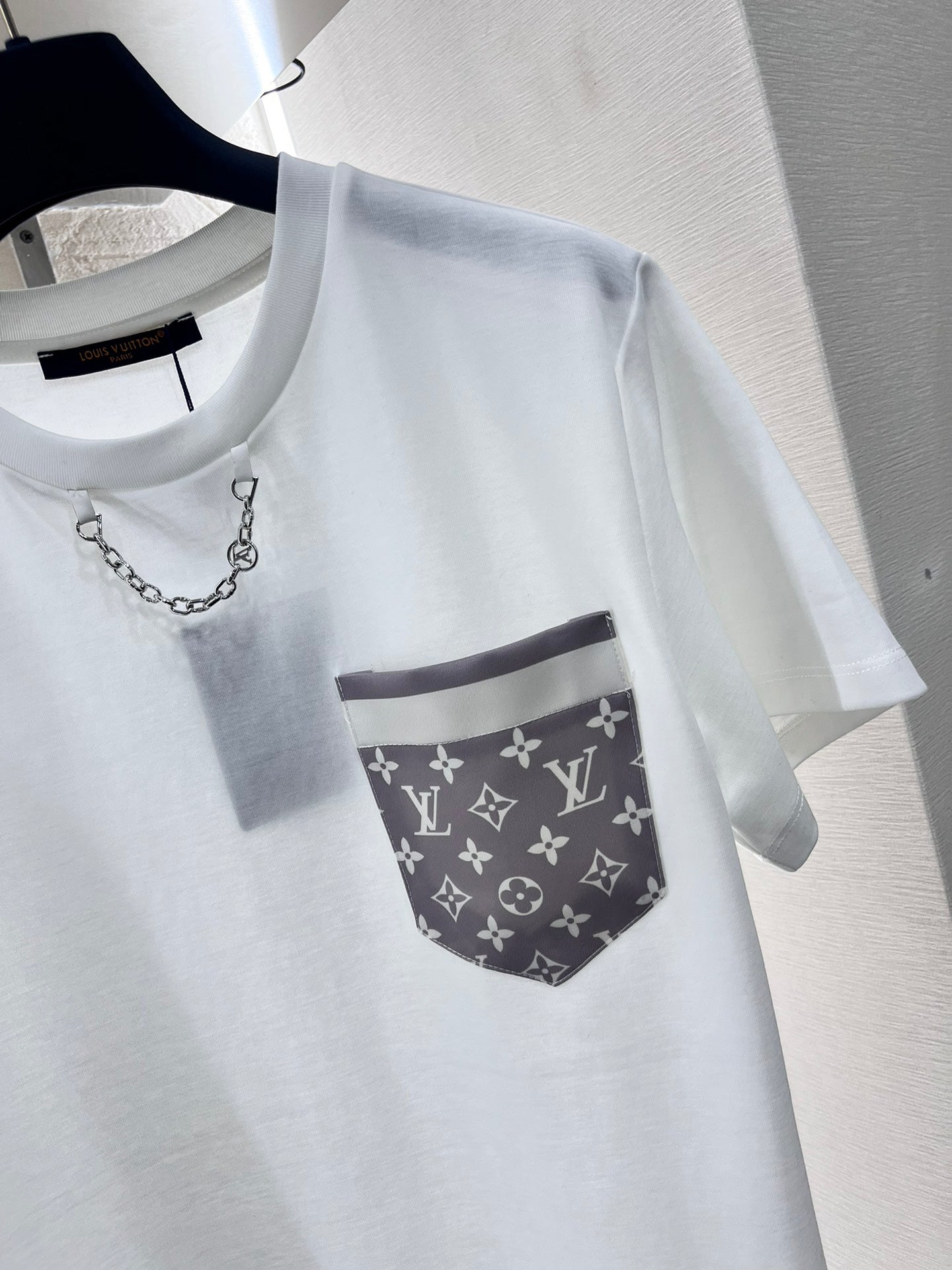 L* new style monogram pocket chain T-shirt, all cotton