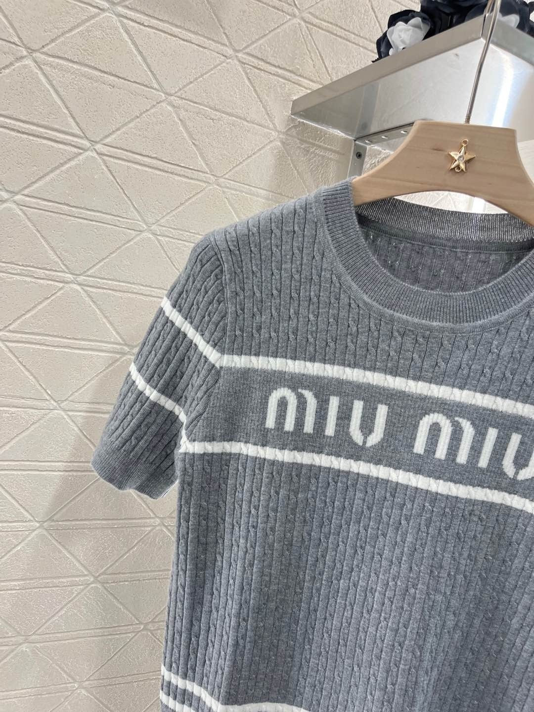 MI*MI* Letter jacquard striped twisted round neck knitted short sleeves