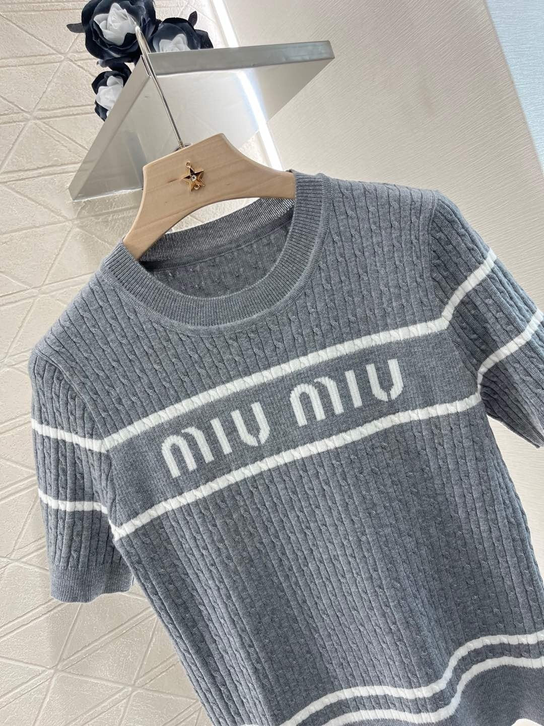 MI*MI* Letter jacquard striped twisted round neck knitted short sleeves