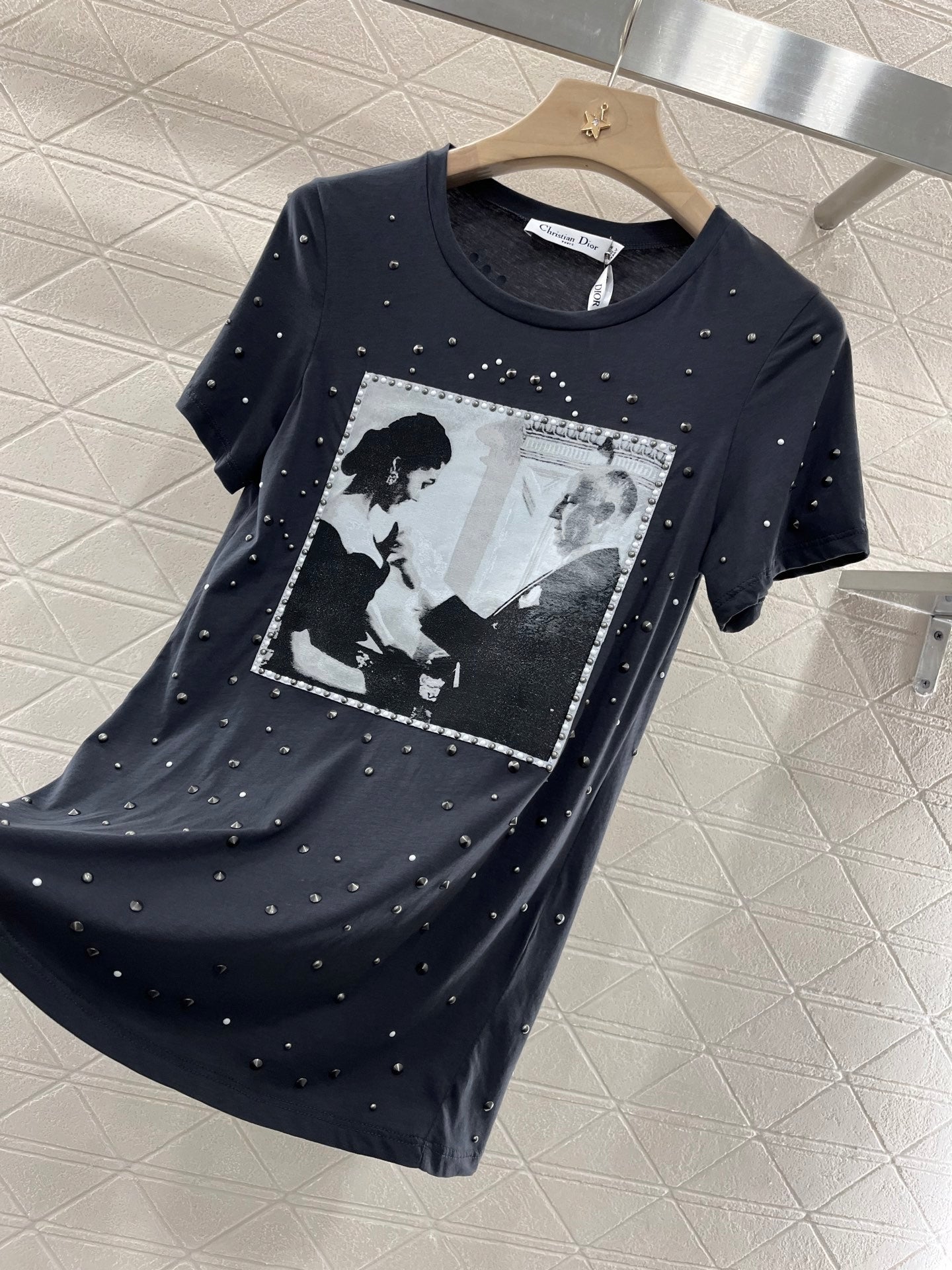 D*Simple and fashionable T-shirt
