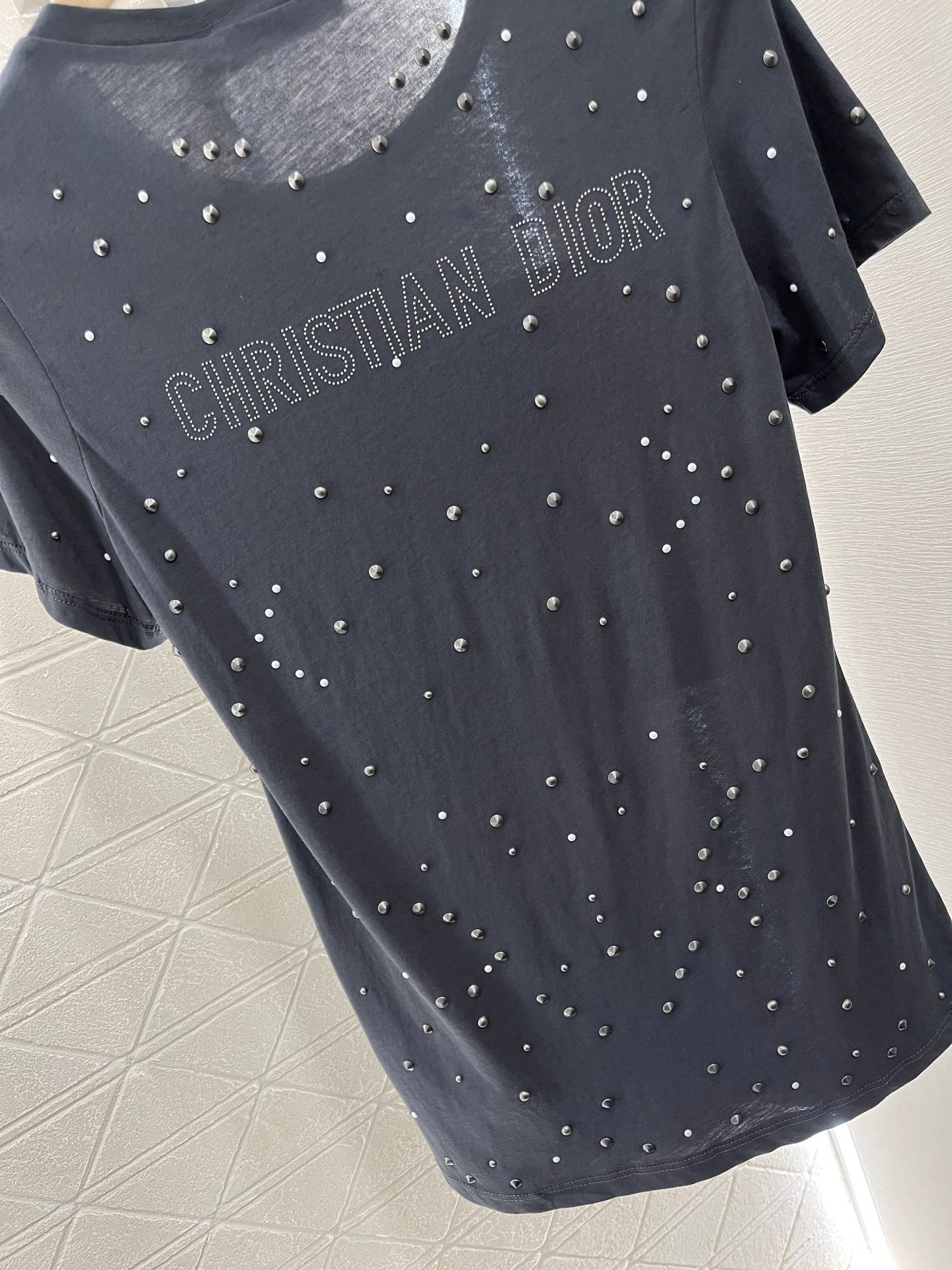 D*Simple and fashionable T-shirt