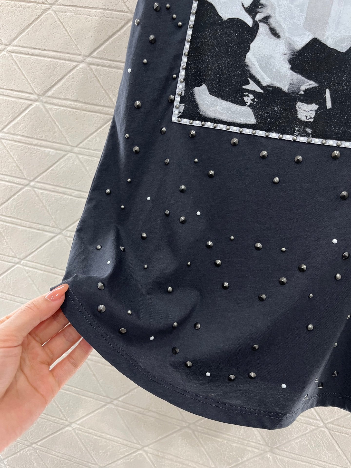 D*Simple and fashionable T-shirt