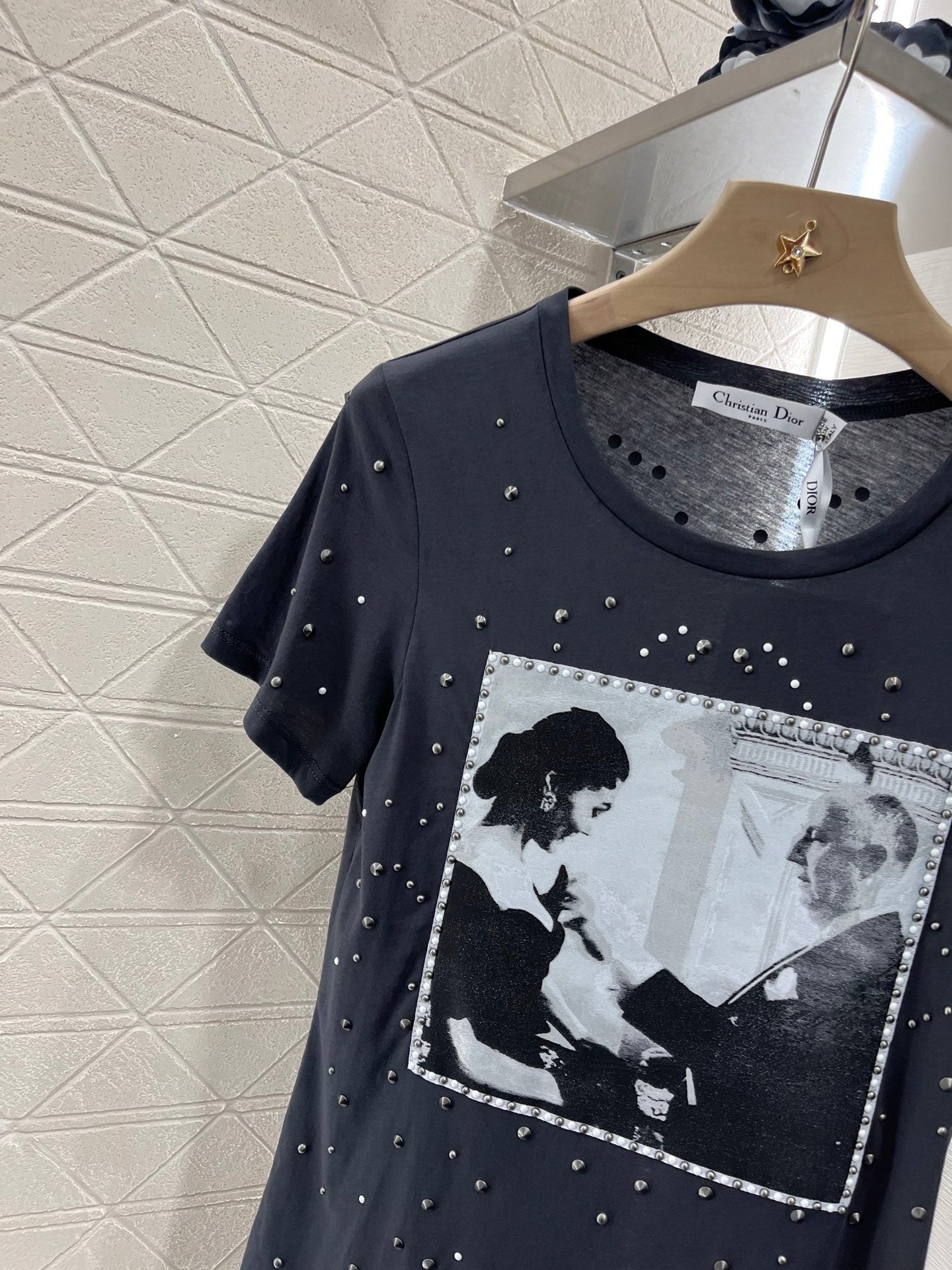D*Simple and fashionable T-shirt