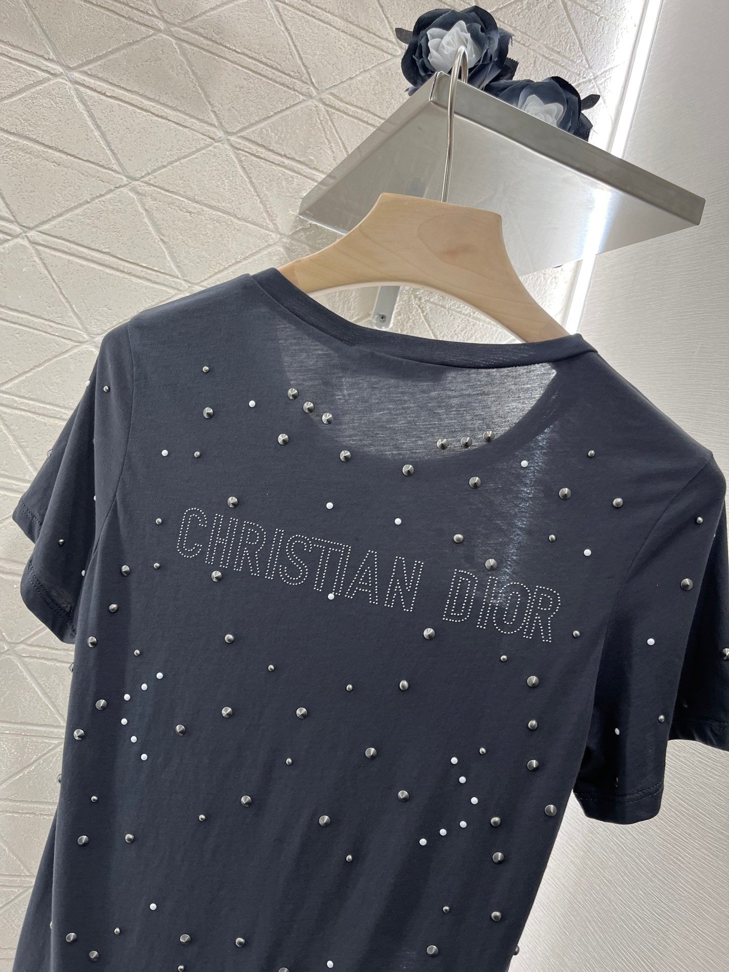 D*Simple and fashionable T-shirt