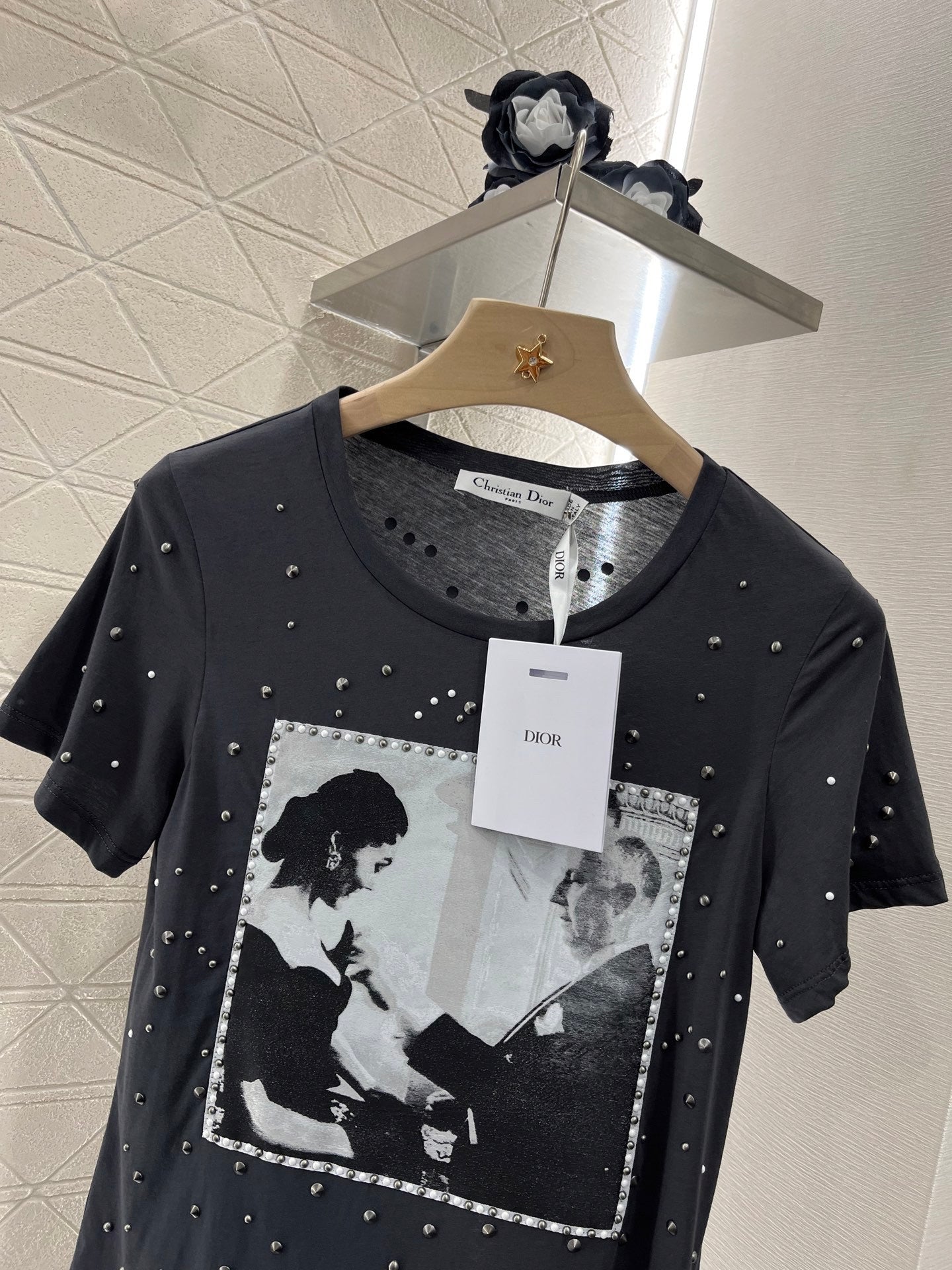 D*Simple and fashionable T-shirt