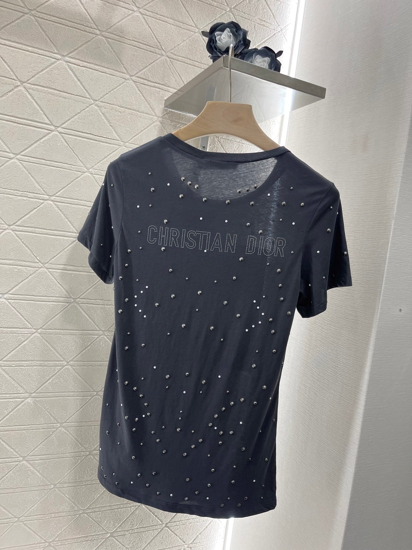 D*Simple and fashionable T-shirt