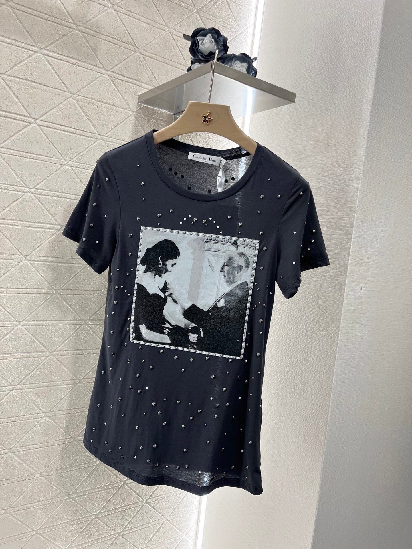 D*Simple and fashionable T-shirt
