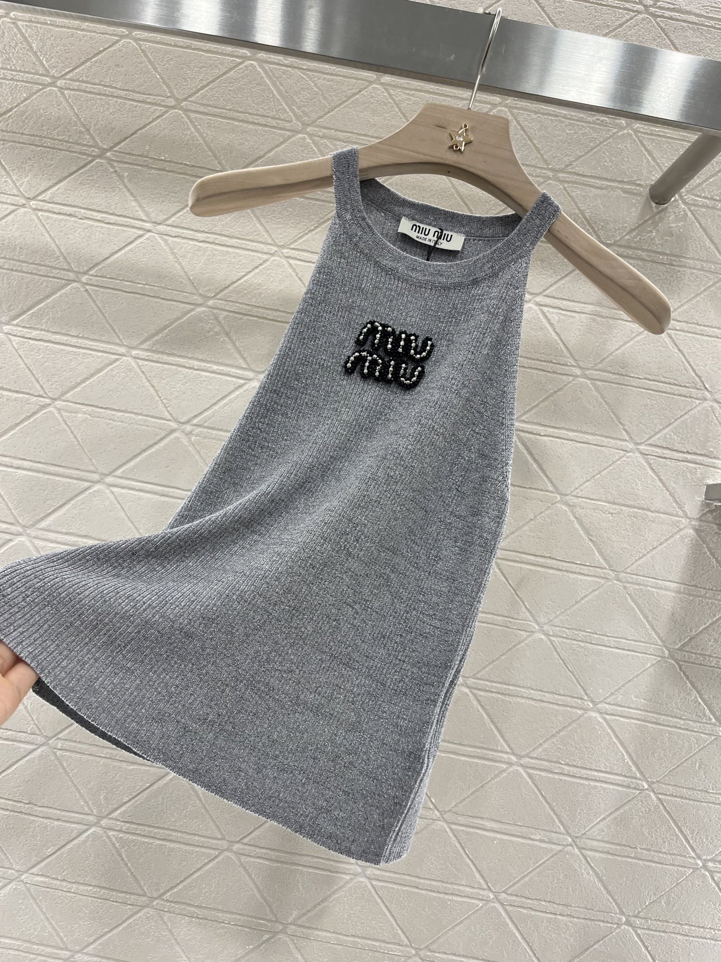 Annastore Wearing a vest on the fashionable street beautiful heart!