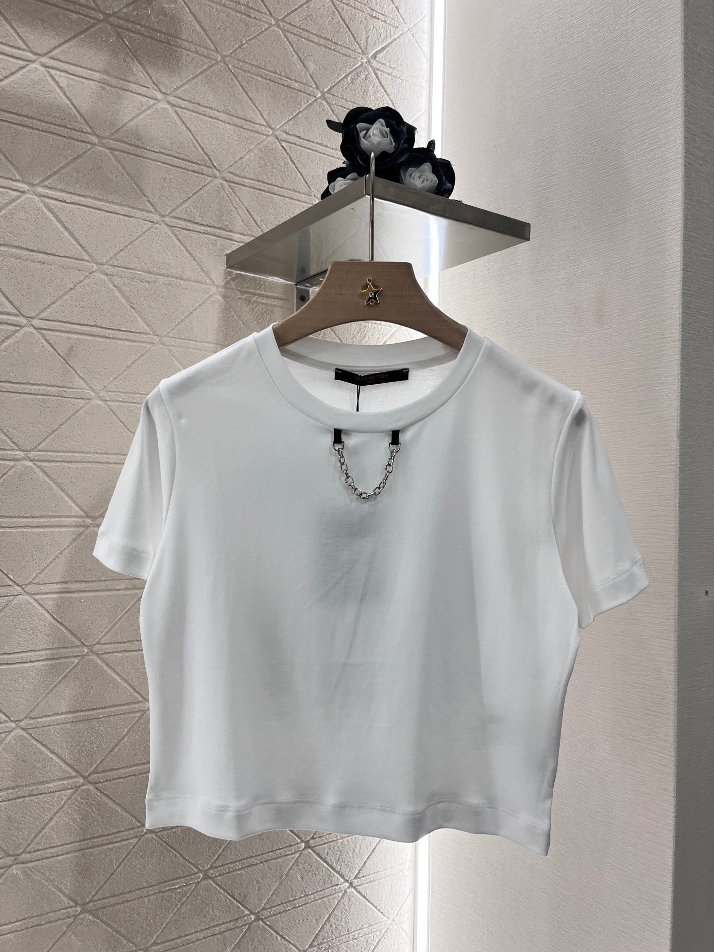 L* New Round Neck Printed Chain T-shirt Made of Cotton