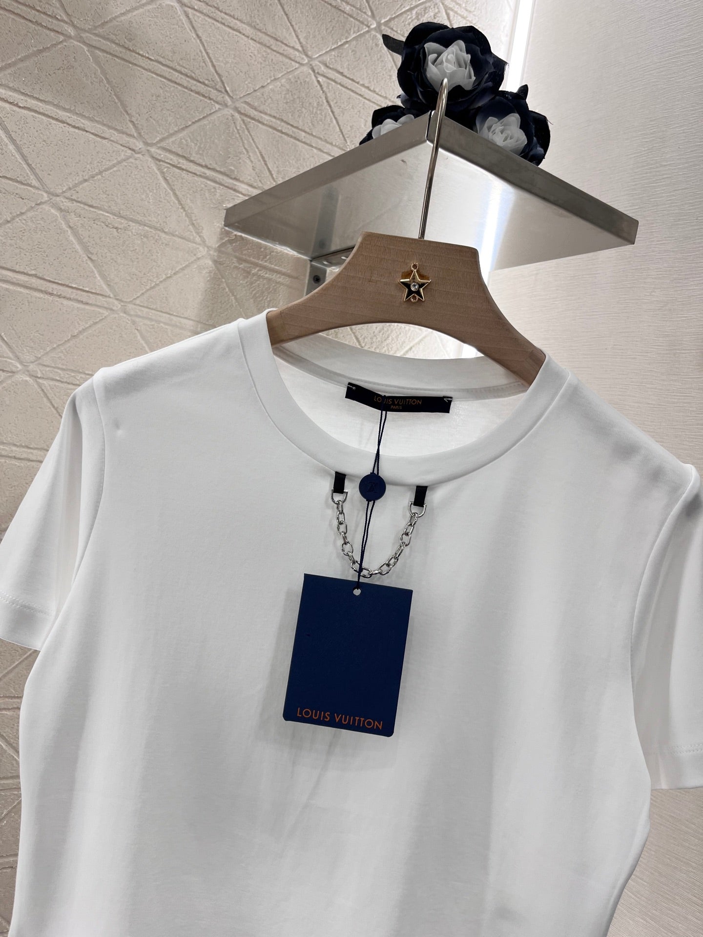 L* New Round Neck Printed Chain T-shirt Made of Cotton