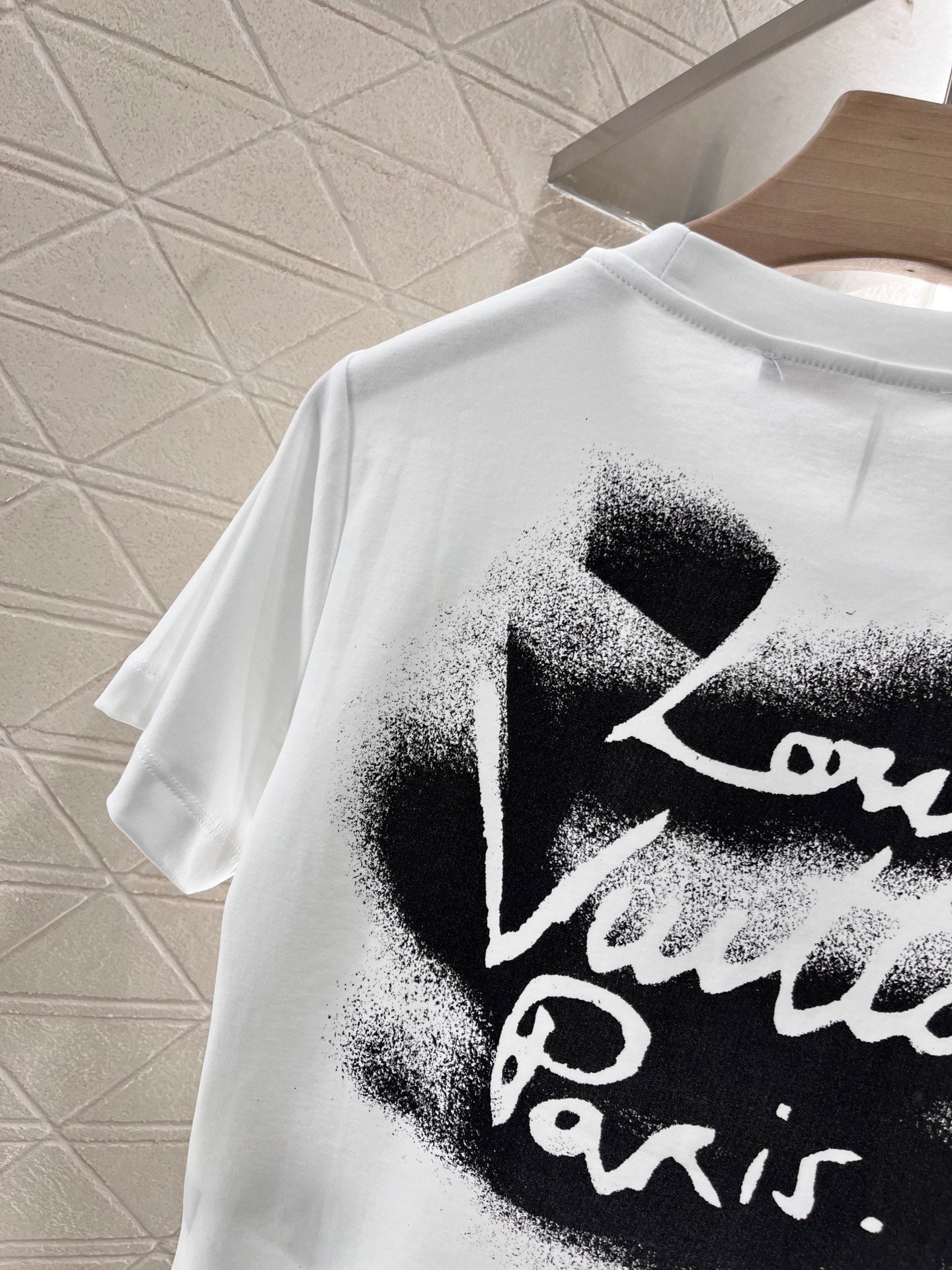 L* New Round Neck Printed Chain T-shirt Made of Cotton