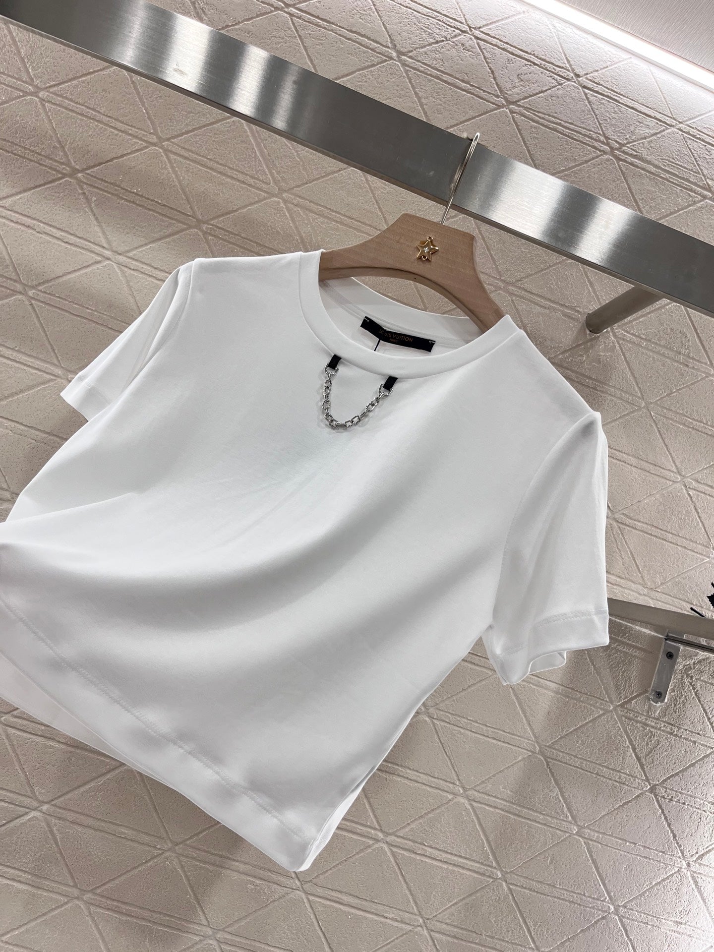 L* New Round Neck Printed Chain T-shirt Made of Cotton