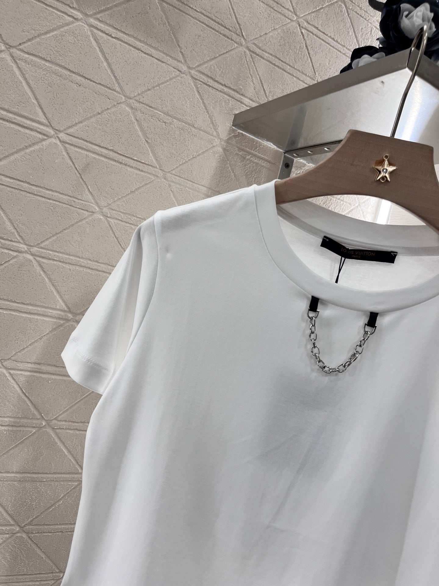 L* New Round Neck Printed Chain T-shirt Made of Cotton