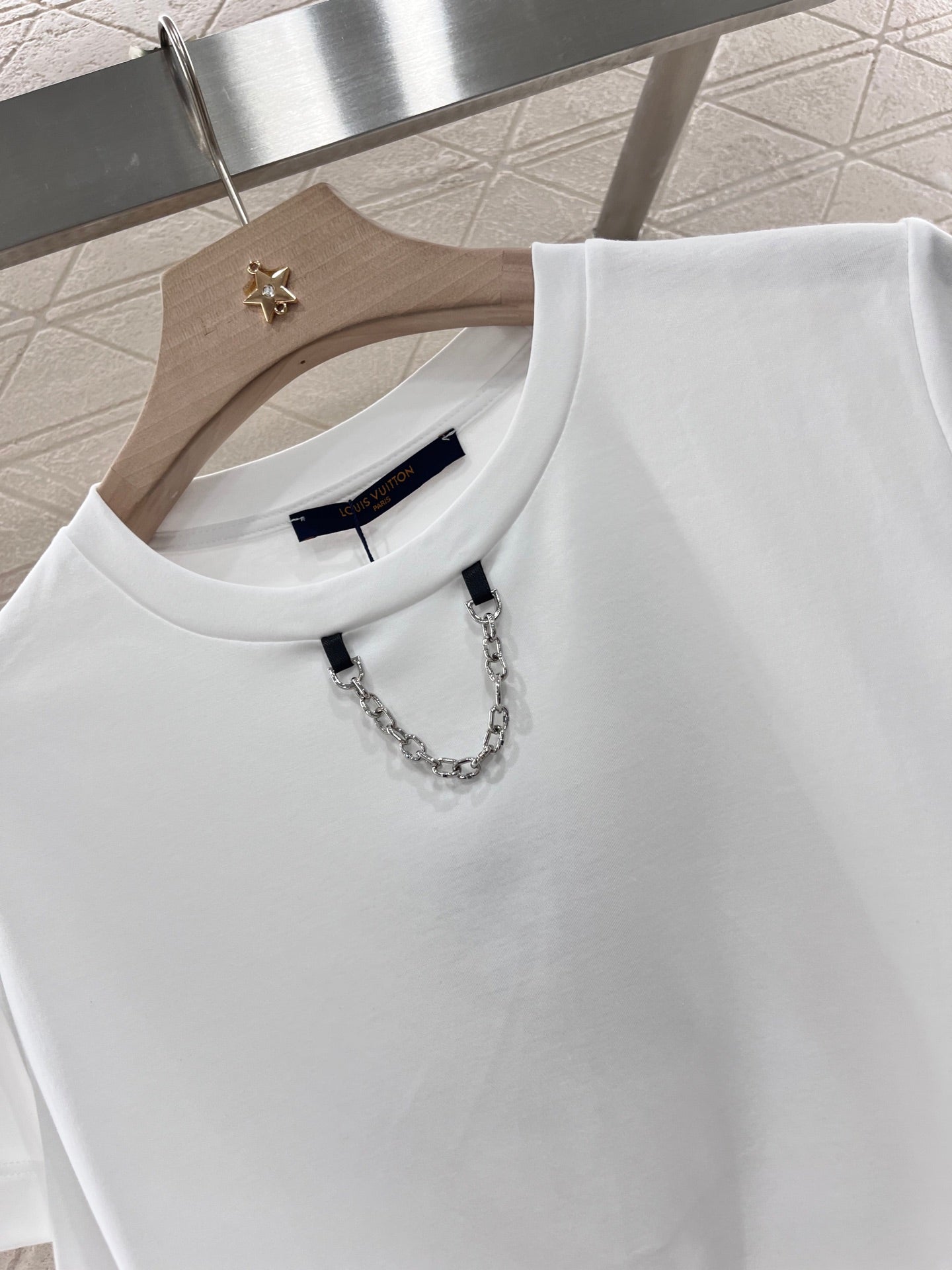 L* New Round Neck Printed Chain T-shirt Made of Cotton
