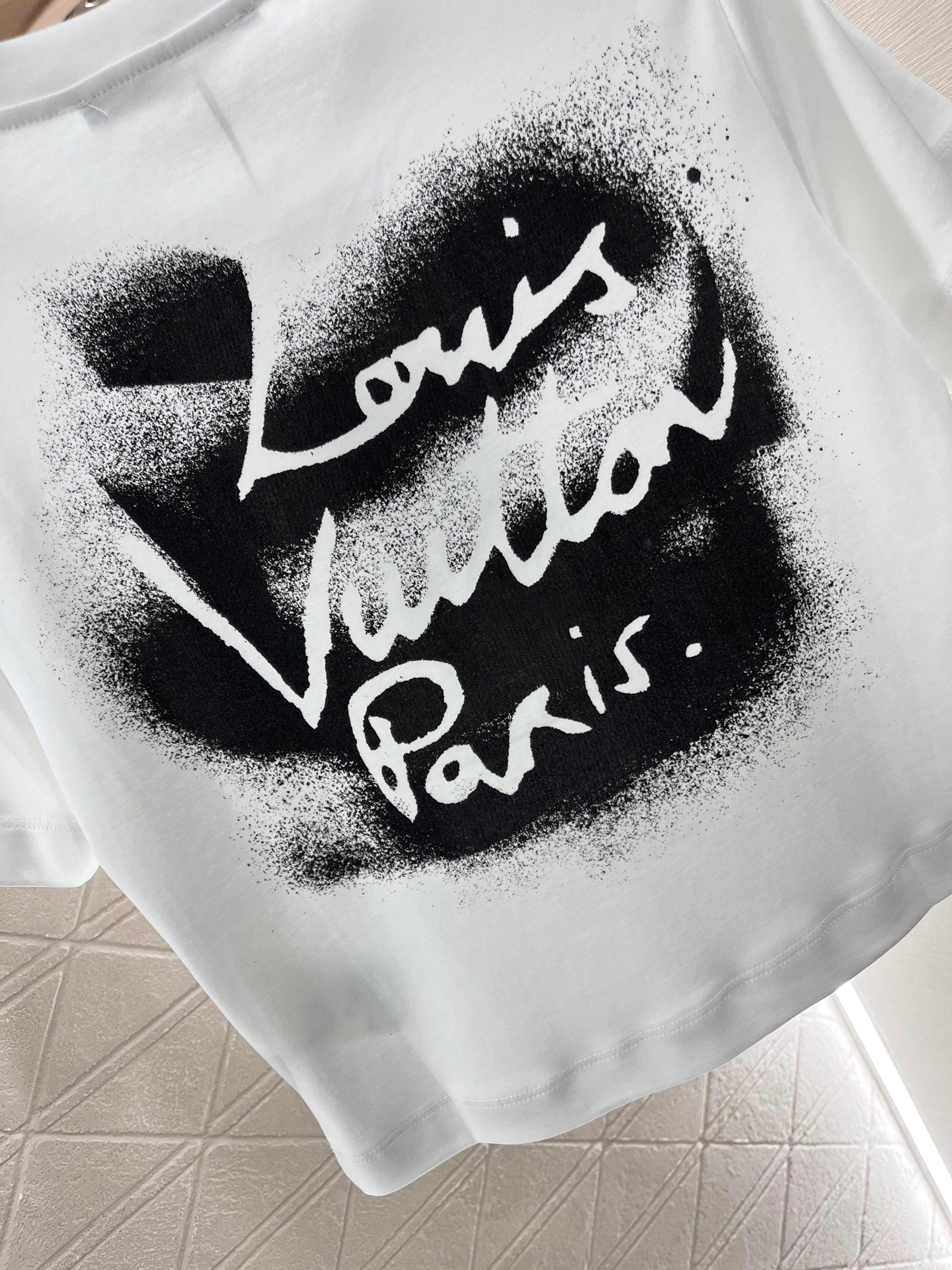 L* New Round Neck Printed Chain T-shirt Made of Cotton