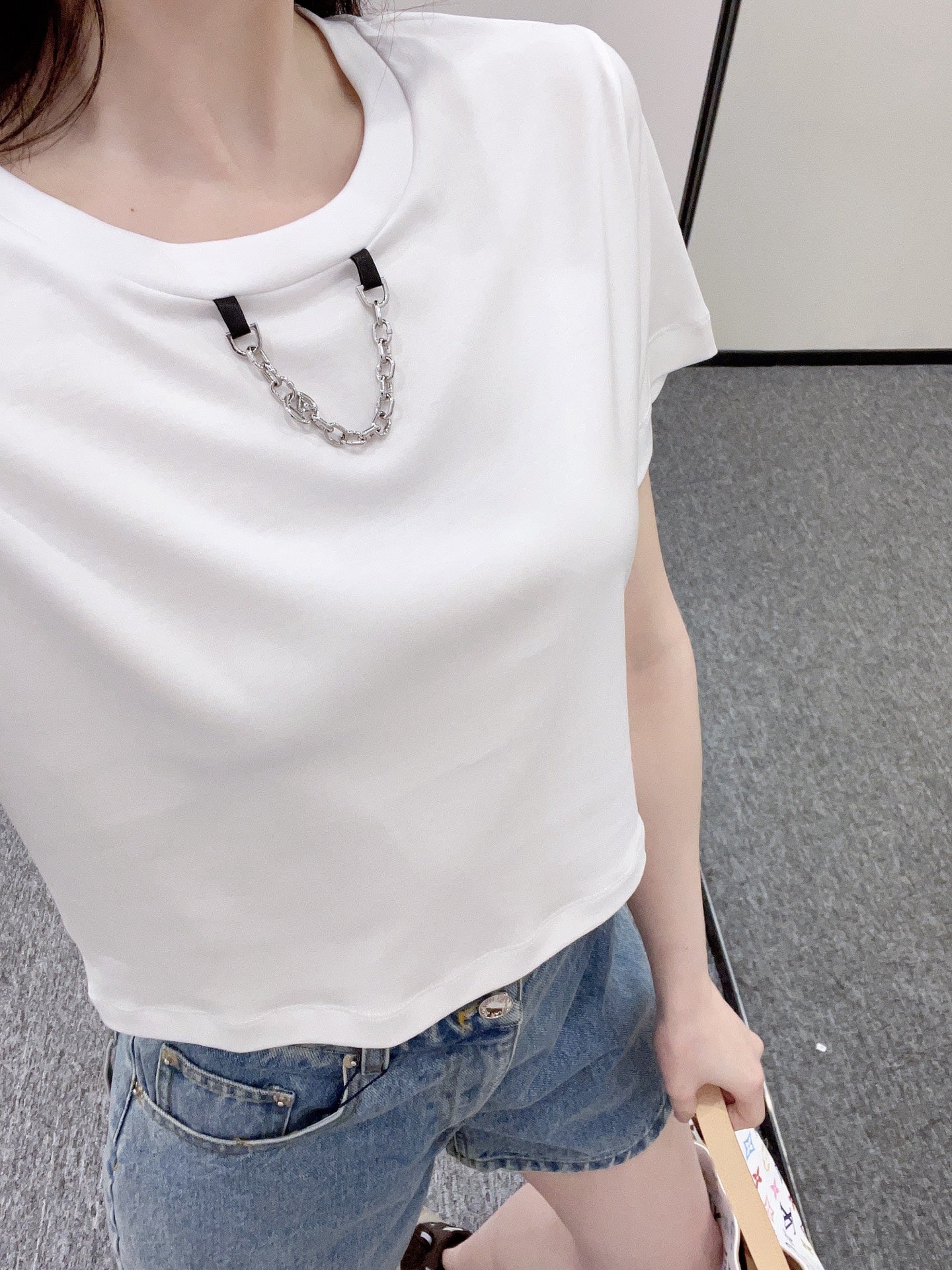 L* New Round Neck Printed Chain T-shirt Made of Cotton