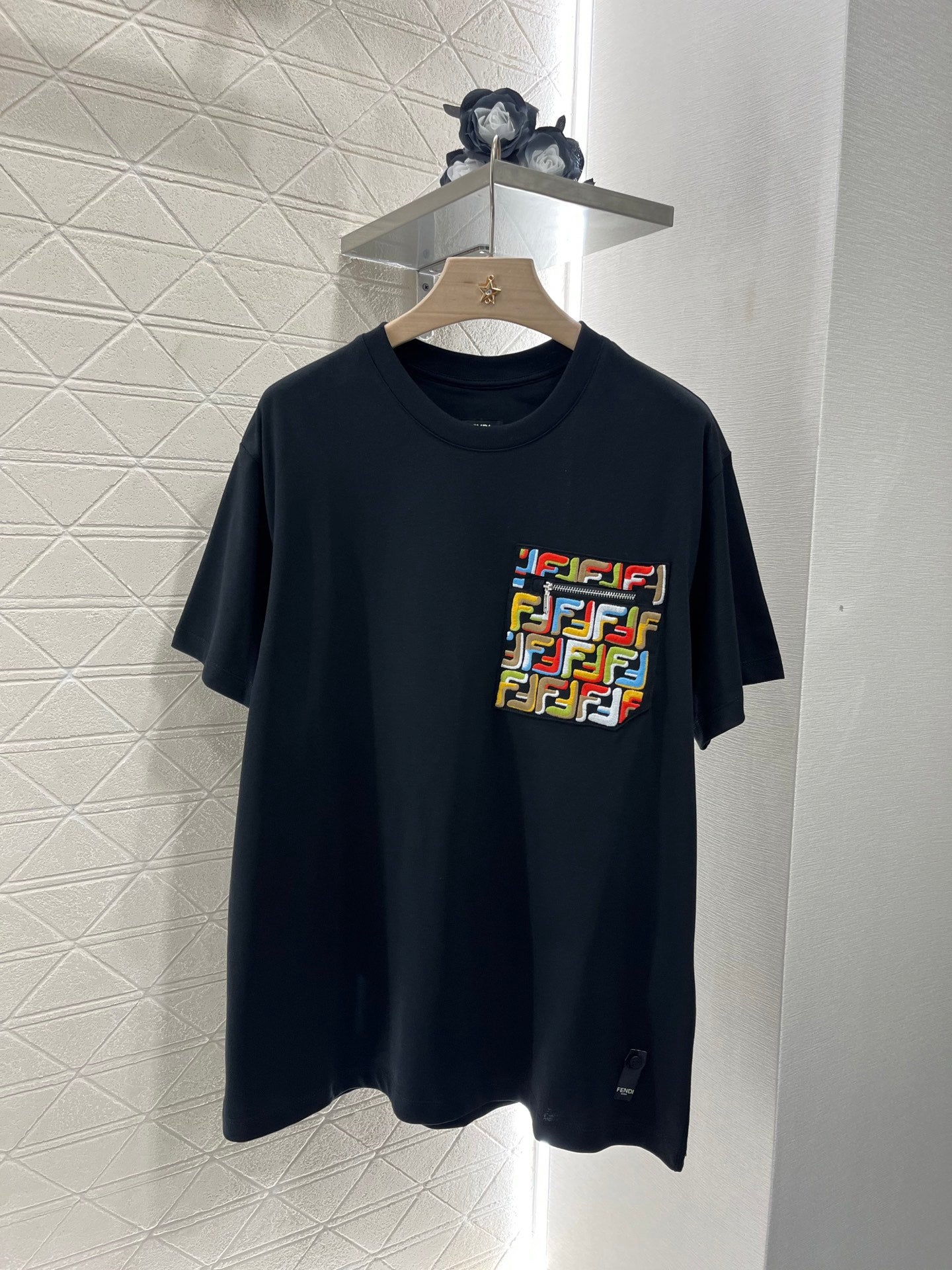 newest embroidered zipper pocket T-shirt