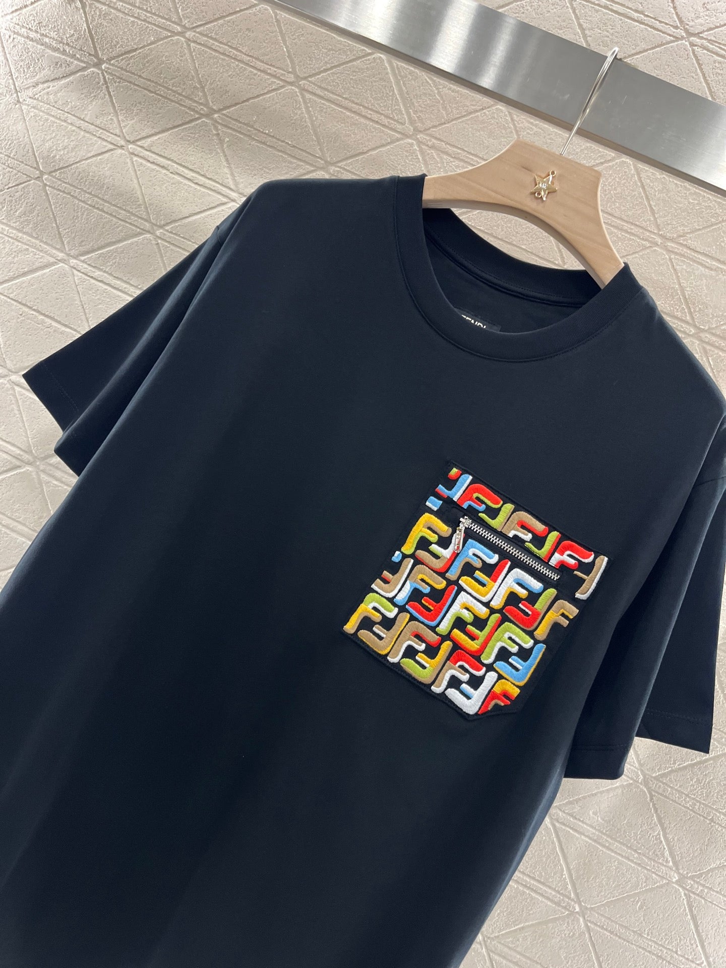 newest embroidered zipper pocket T-shirt