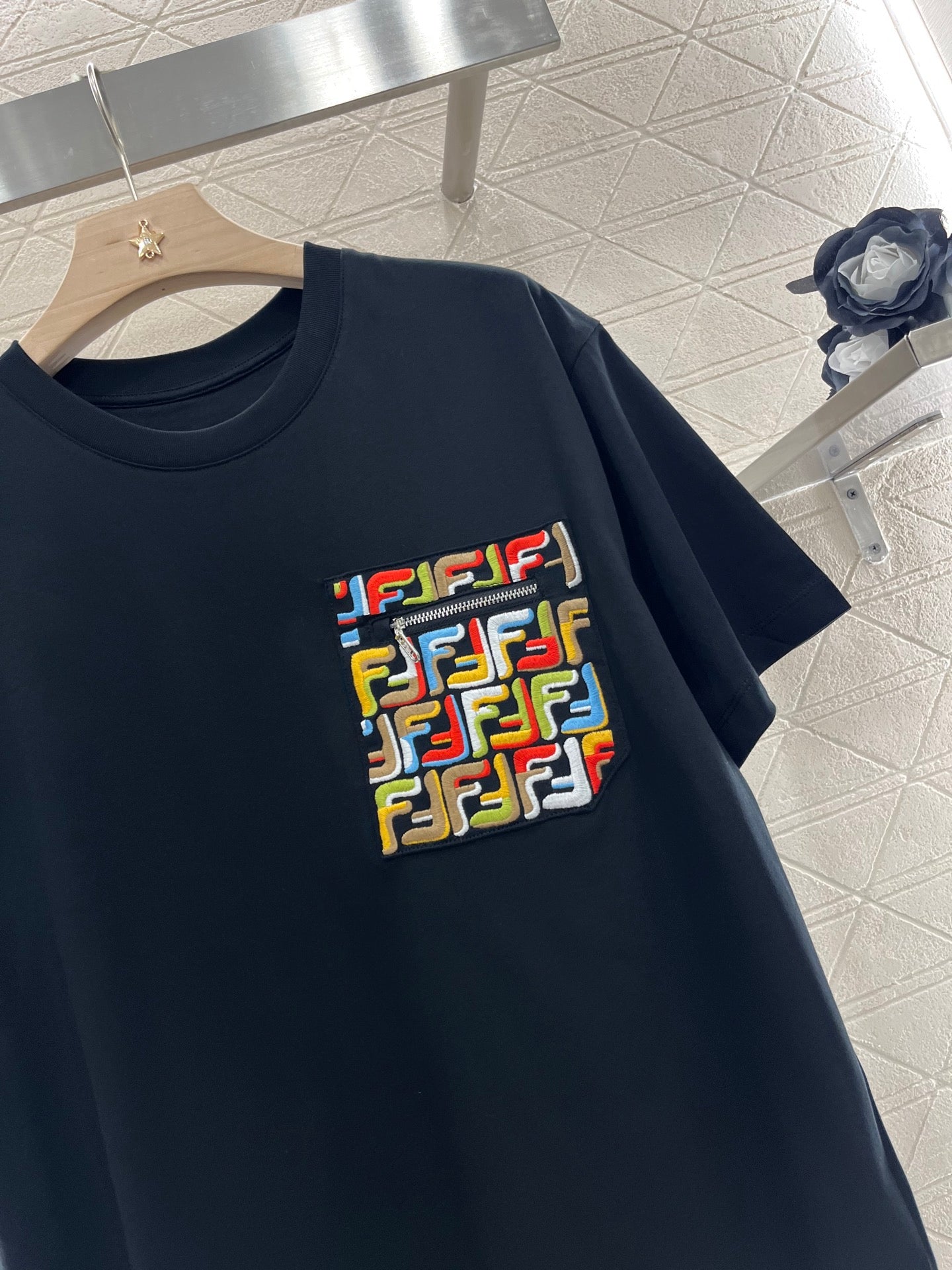 newest embroidered zipper pocket T-shirt