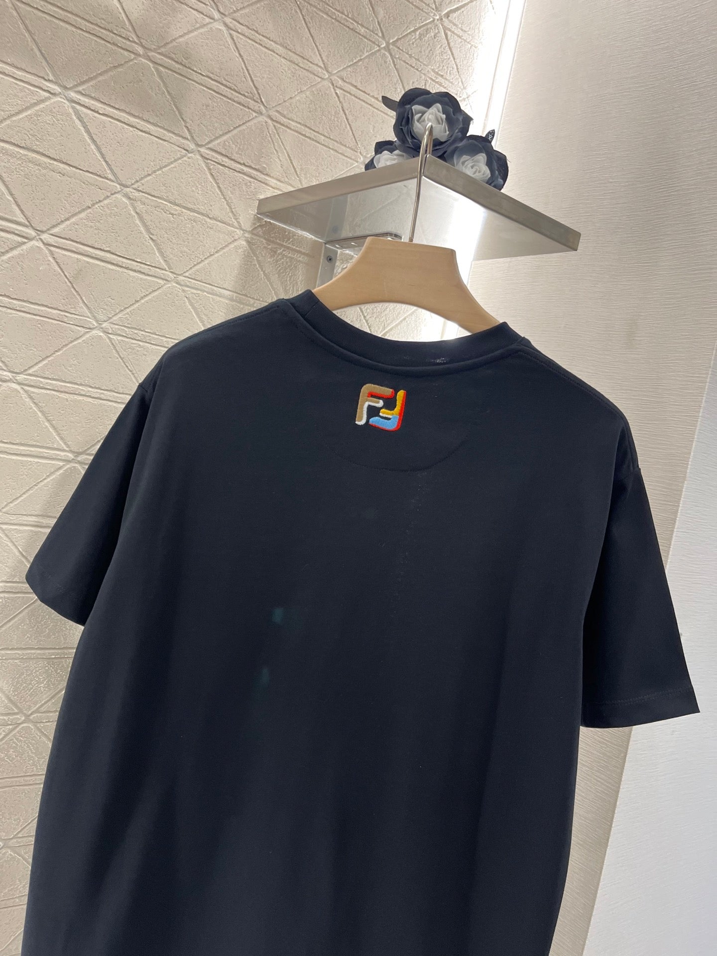 newest embroidered zipper pocket T-shirt