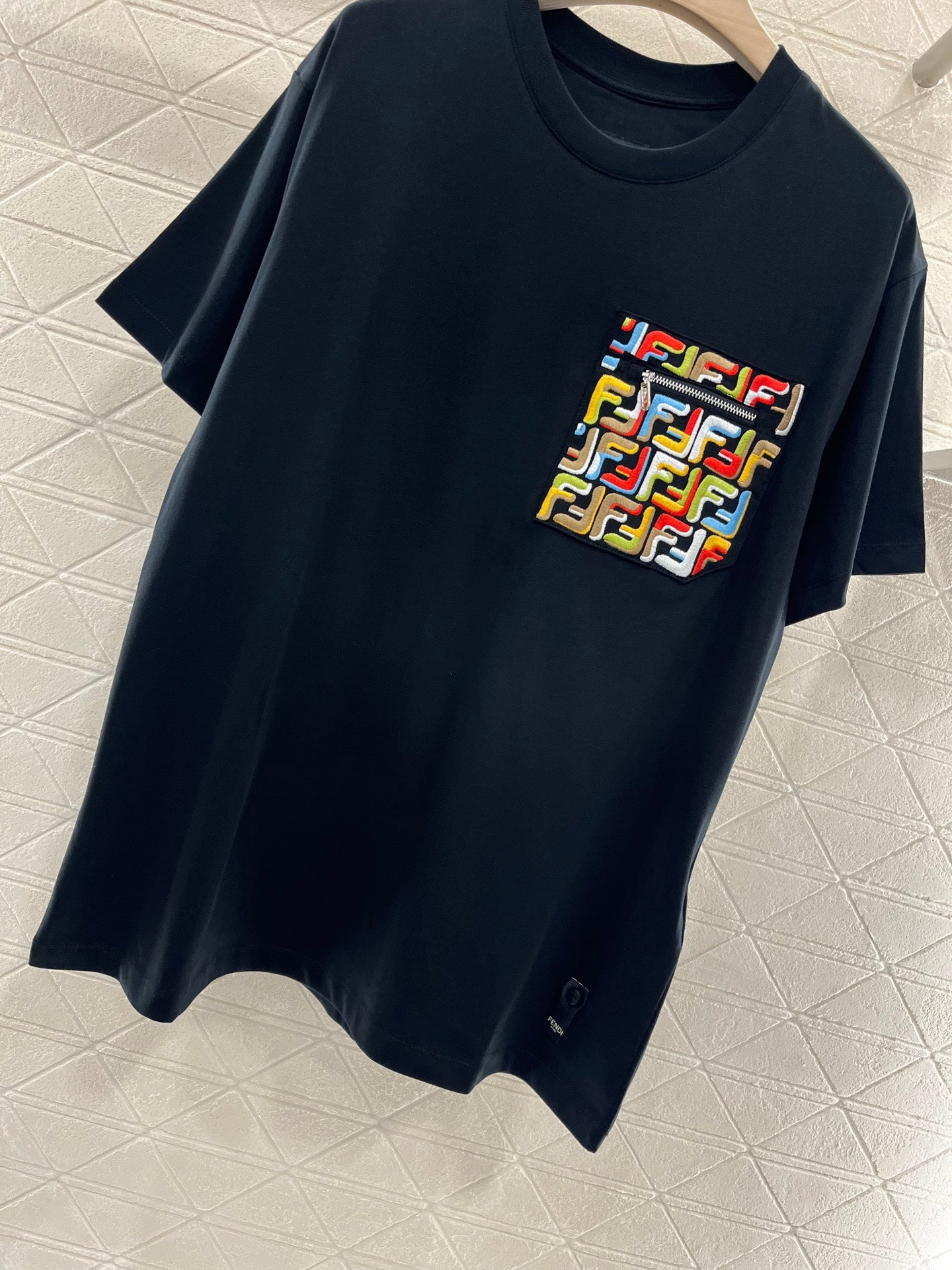 newest embroidered zipper pocket T-shirt