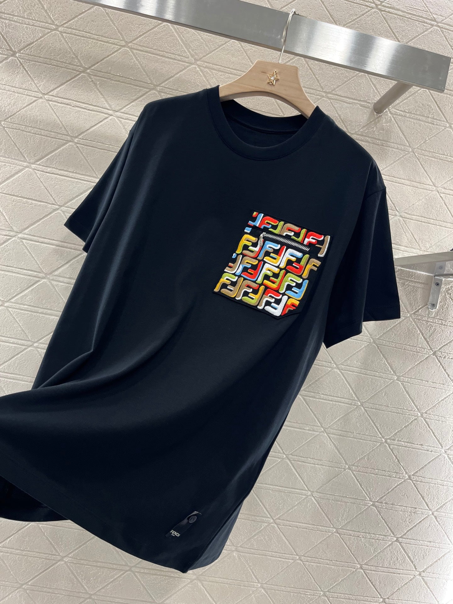 newest embroidered zipper pocket T-shirt