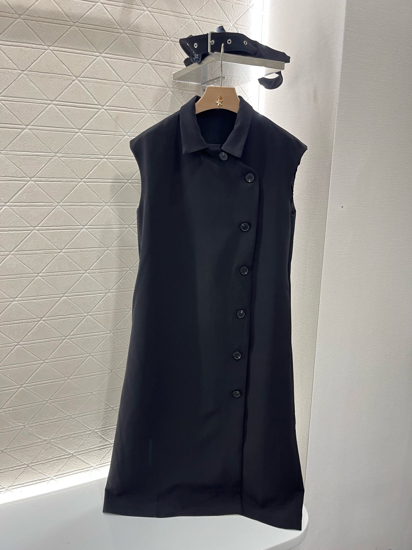 D*New Lapel Sleeveless Black Dress