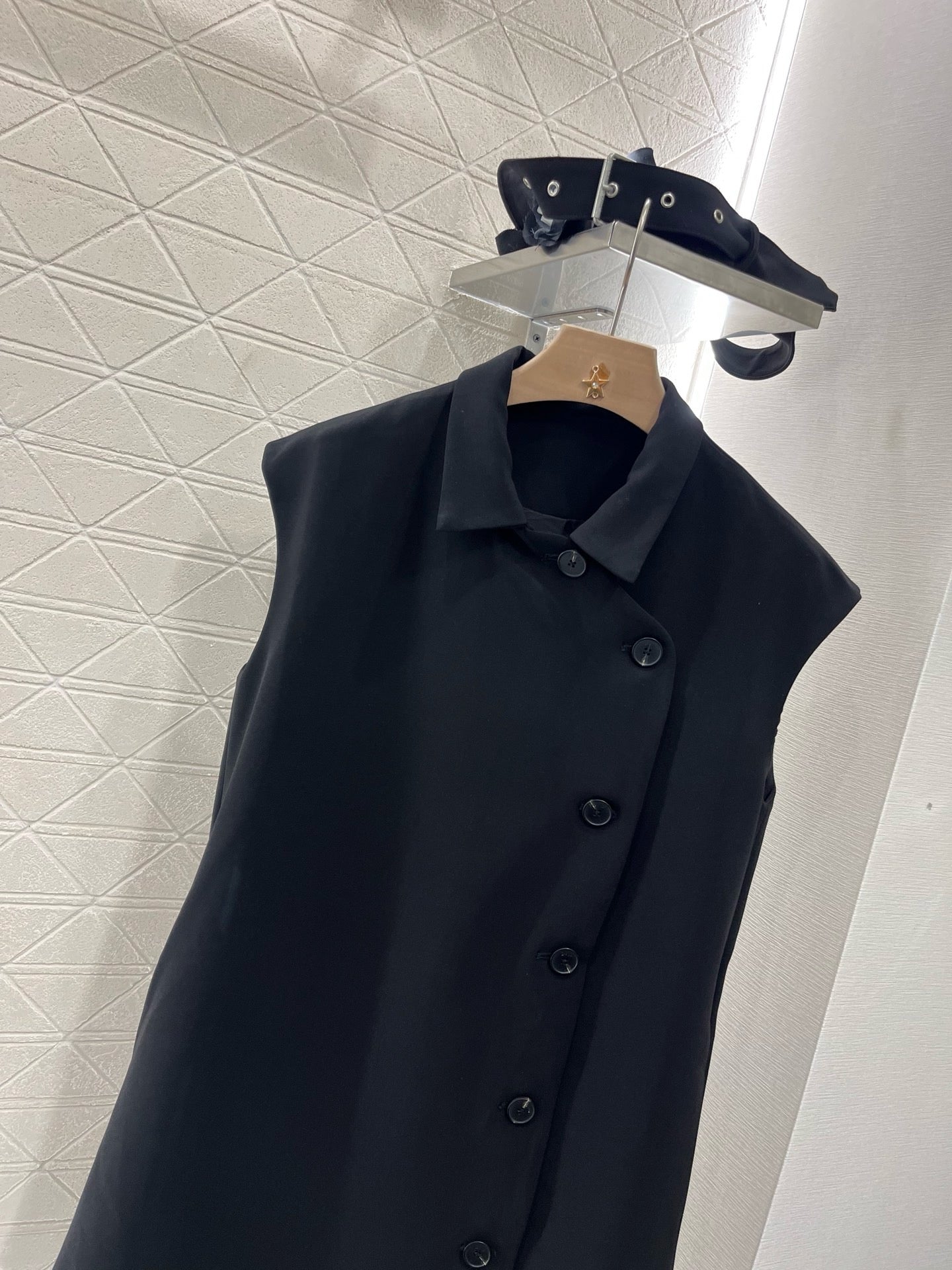 D*New Lapel Sleeveless Black Dress