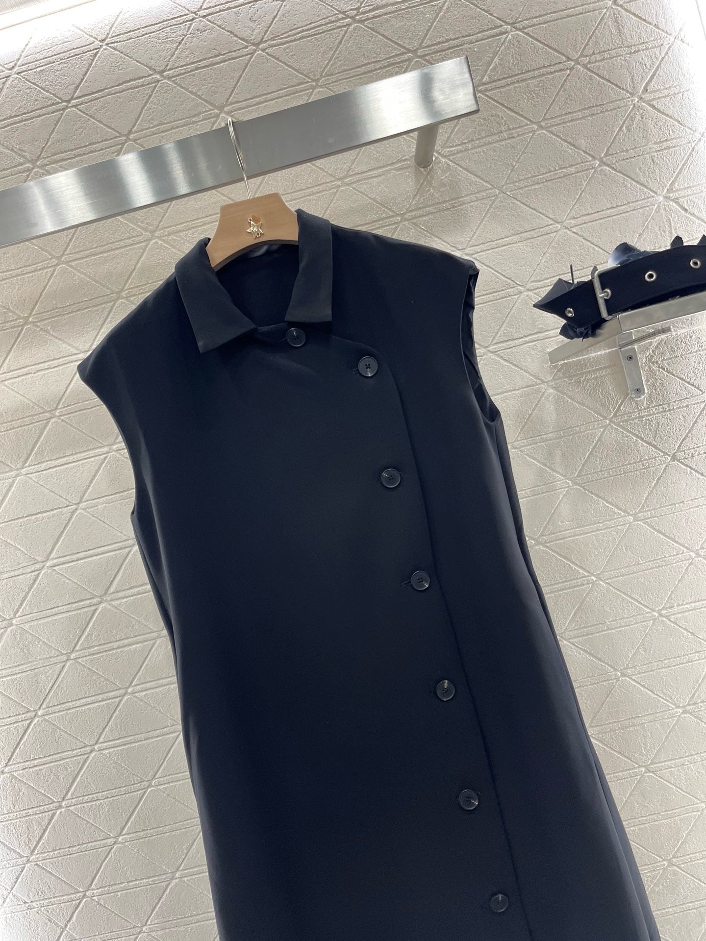 D*New Lapel Sleeveless Black Dress