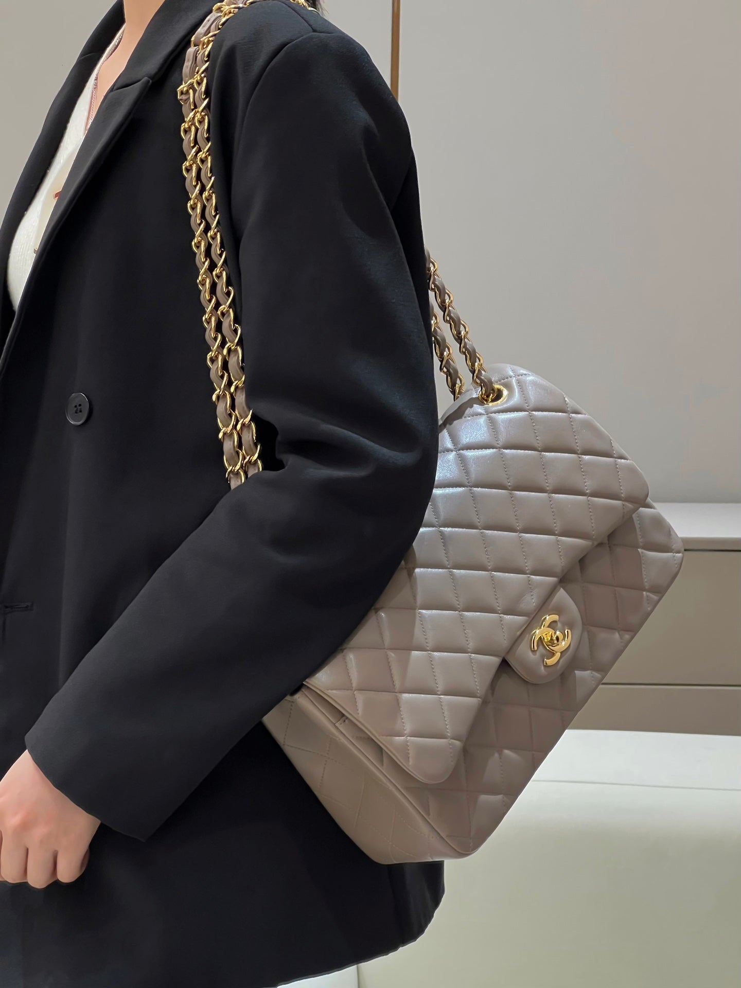 CH LARGE CLASSIC HANDBAG 30 Lambskin Turtledove Gray