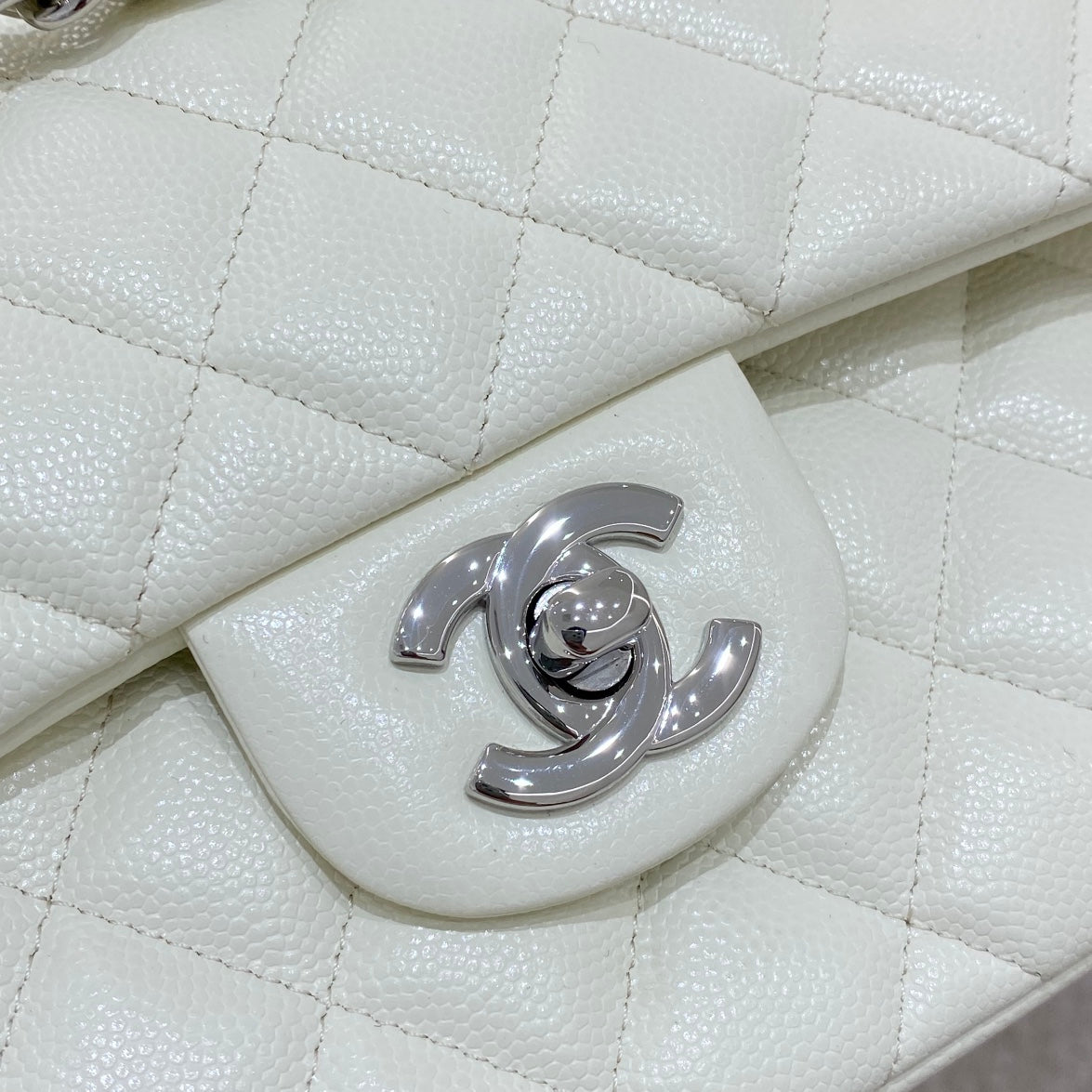 CH SMALL CLASSIC HANDBAG 23 Small Grained Calfskin Ivory White