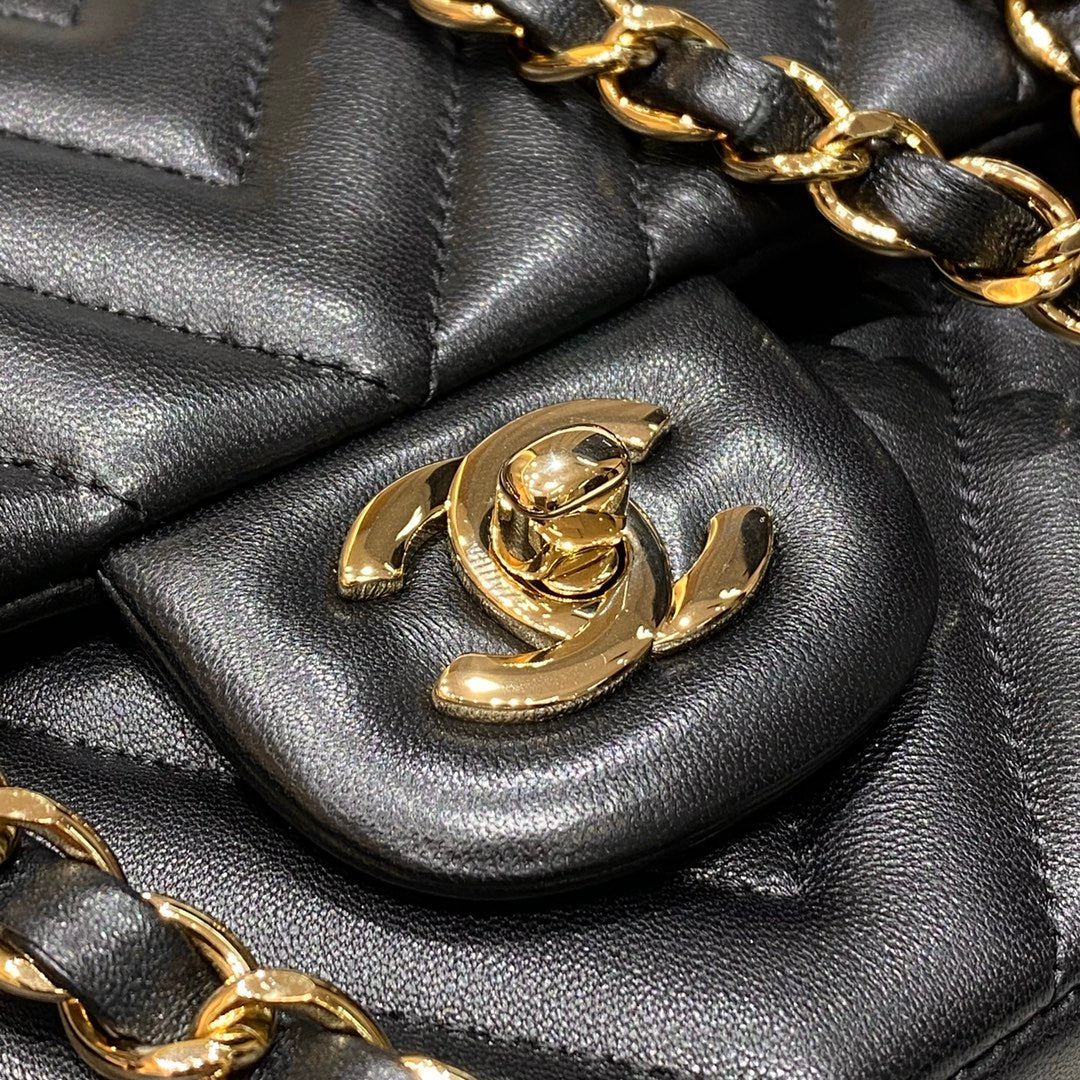 CH CLASSIC 11.12 HANDBAG 25.5 Lambskin V Pattern Black