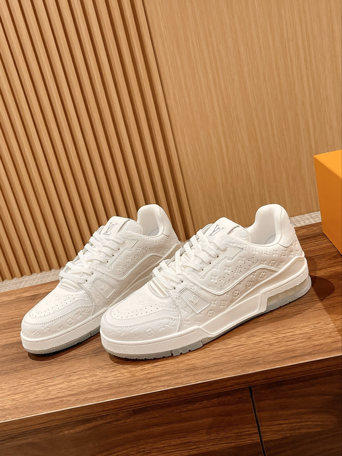 Couple's ๐๐ฟ๐ฎ๐ถ๐ป๐ฒ๐ฟ series latest sports shoes