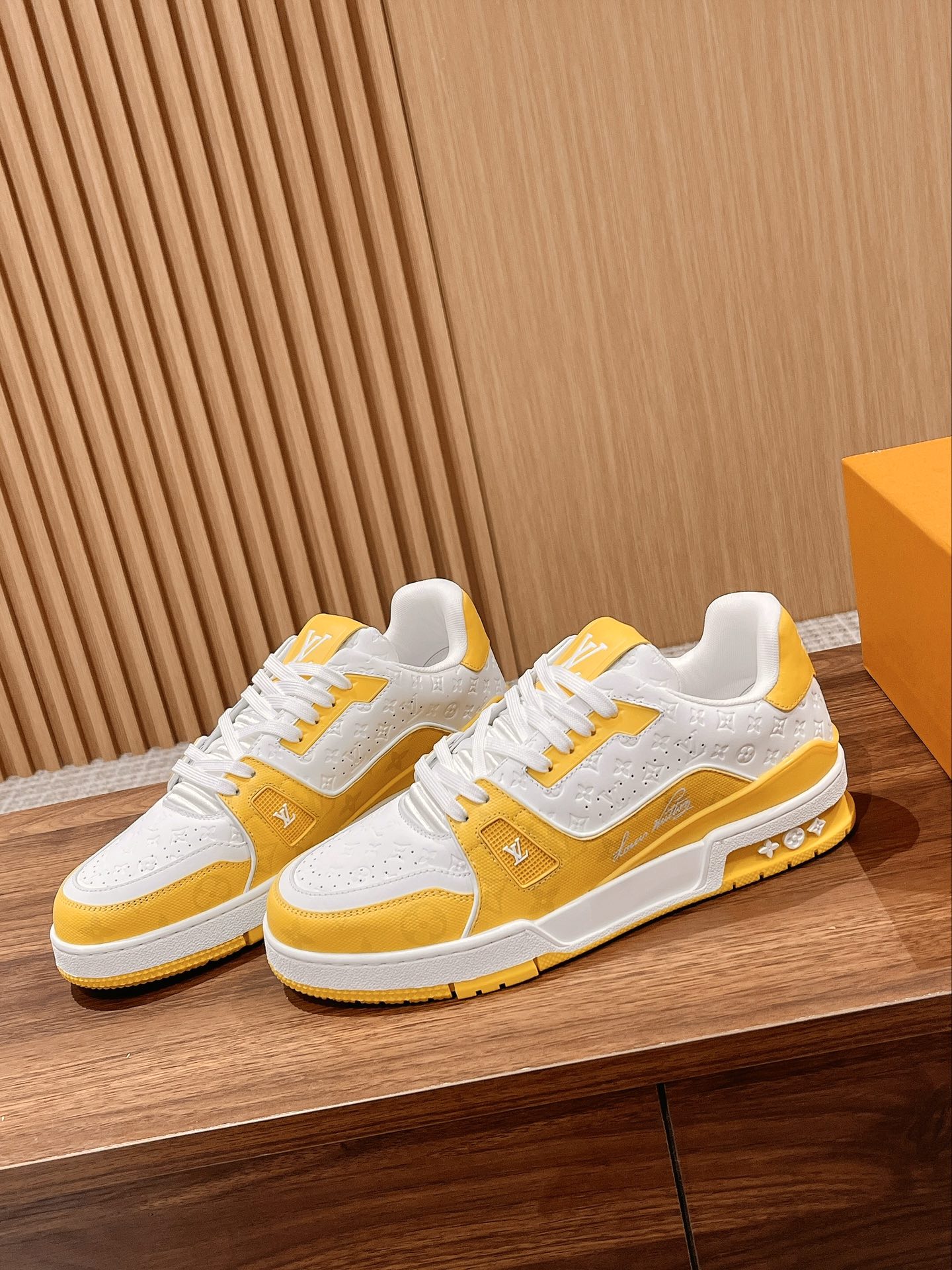 Couple's ๐๐ฟ๐ฎ๐ถ๐ป๐ฒ๐ฟ series latest sports shoes