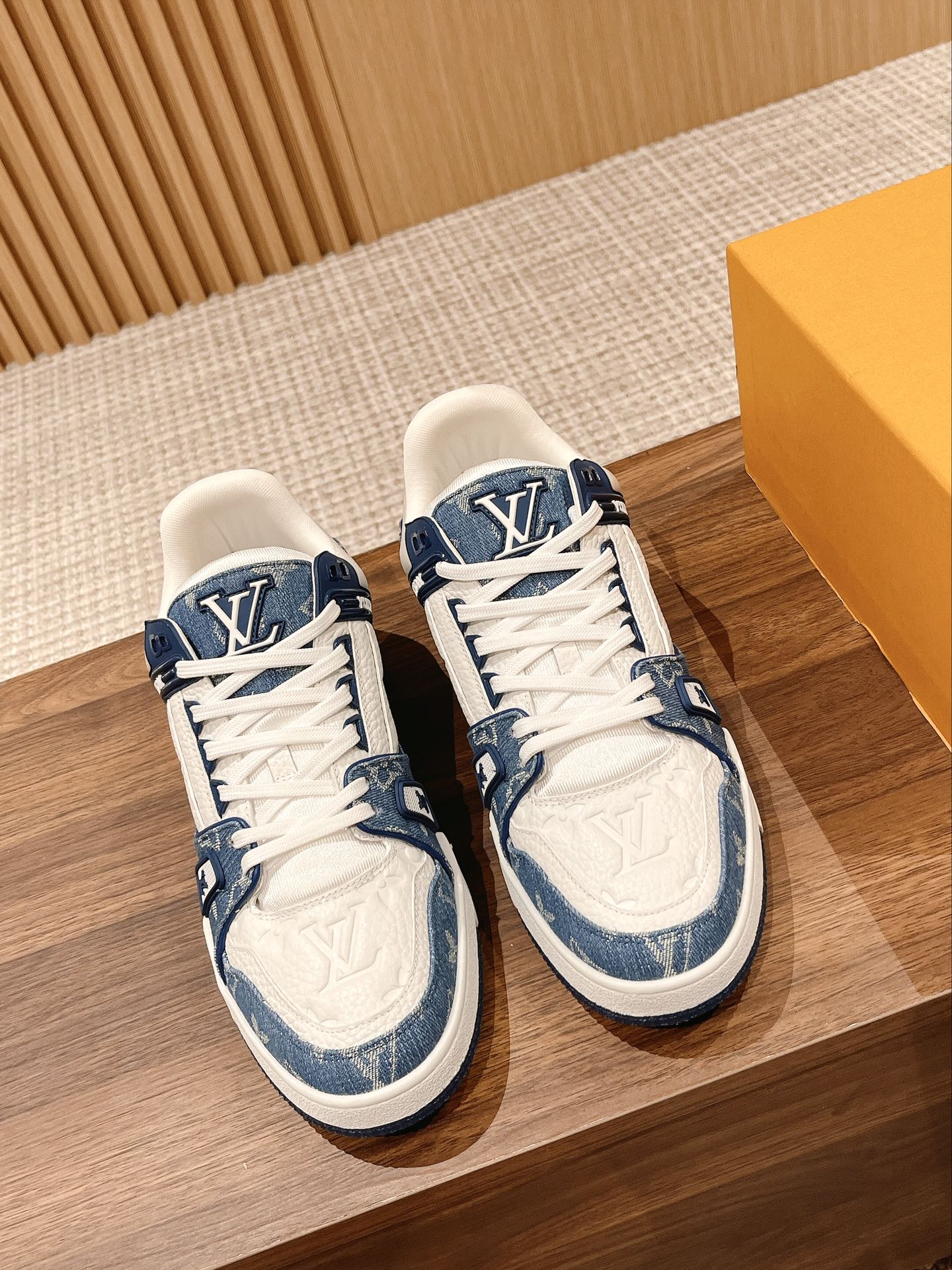 Couple's ๐๐ฟ๐ฎ๐ถ๐ป๐ฒ๐ฟ series latest sports shoes