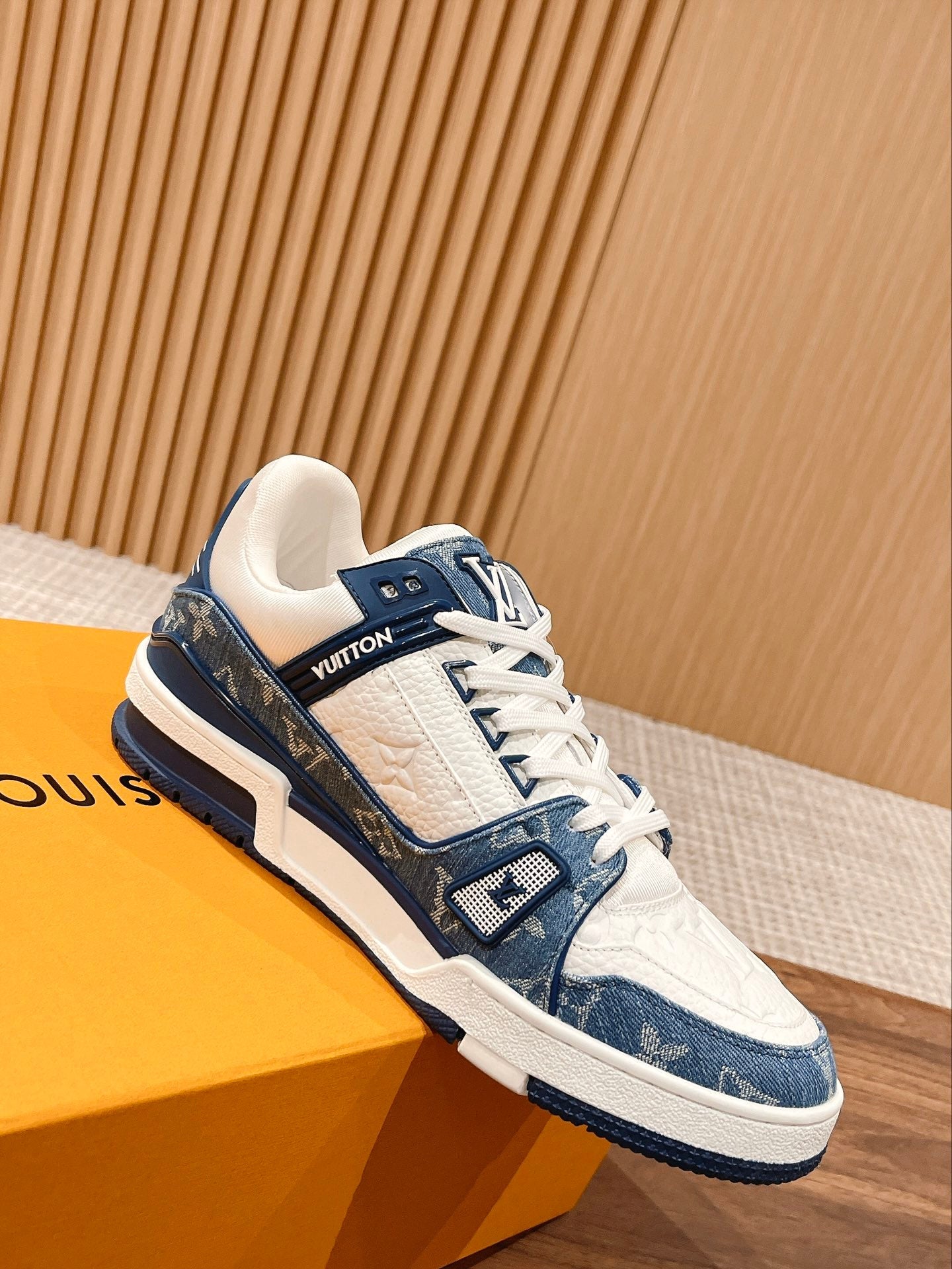 Couple's ๐๐ฟ๐ฎ๐ถ๐ป๐ฒ๐ฟ series latest sports shoes