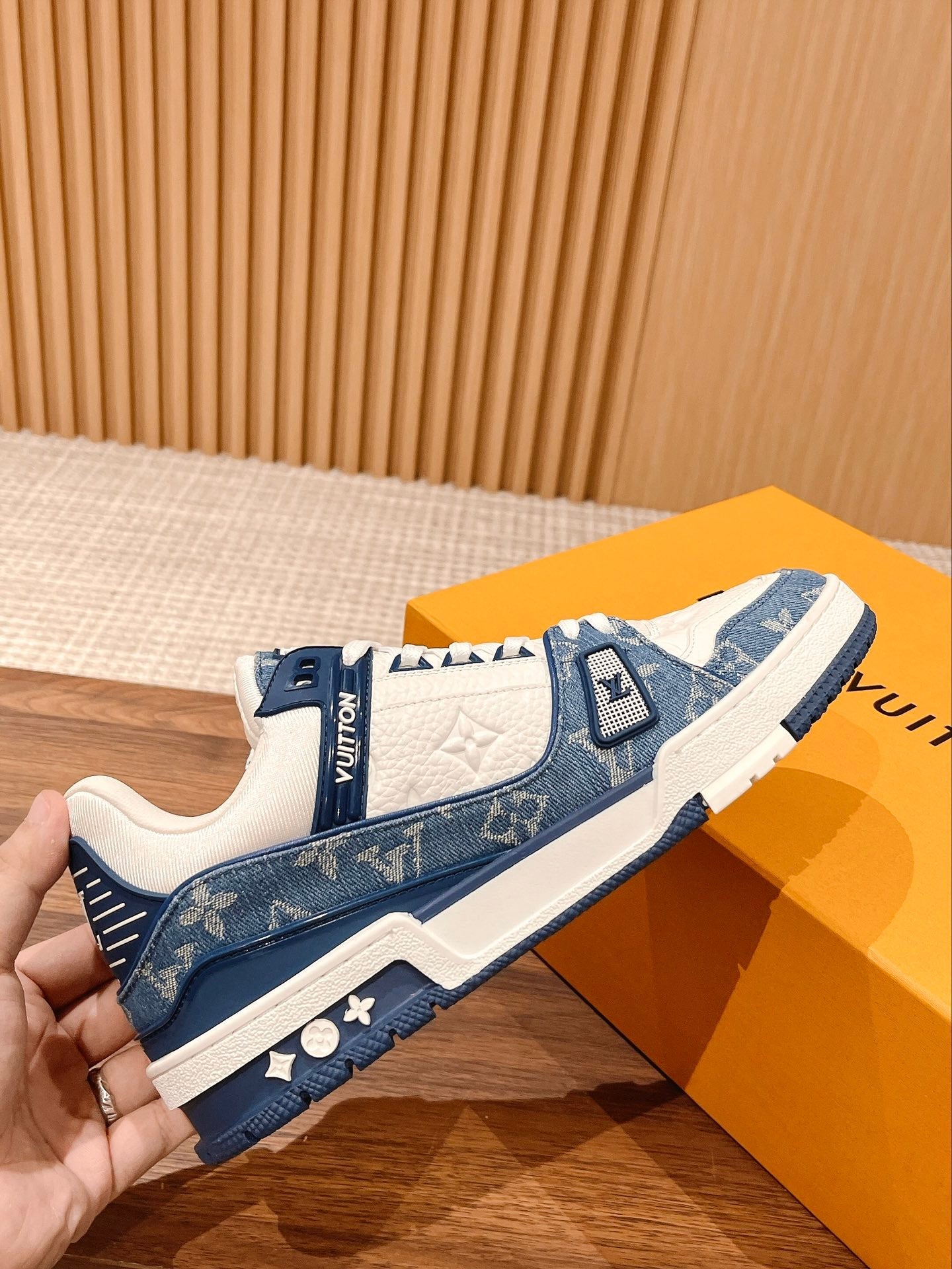 Couple's ๐๐ฟ๐ฎ๐ถ๐ป๐ฒ๐ฟ series latest sports shoes