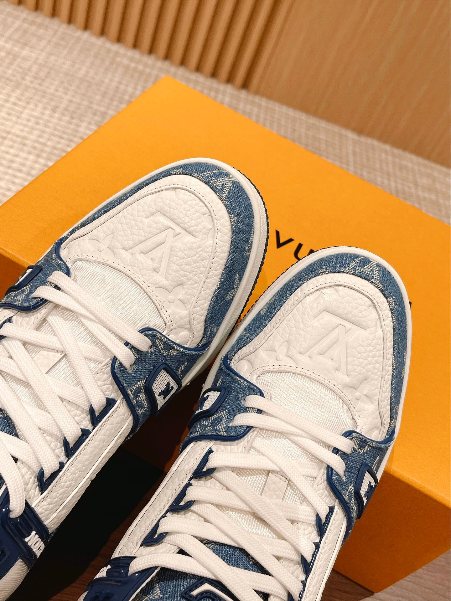 Couple's ๐๐ฟ๐ฎ๐ถ๐ป๐ฒ๐ฟ series latest sports shoes