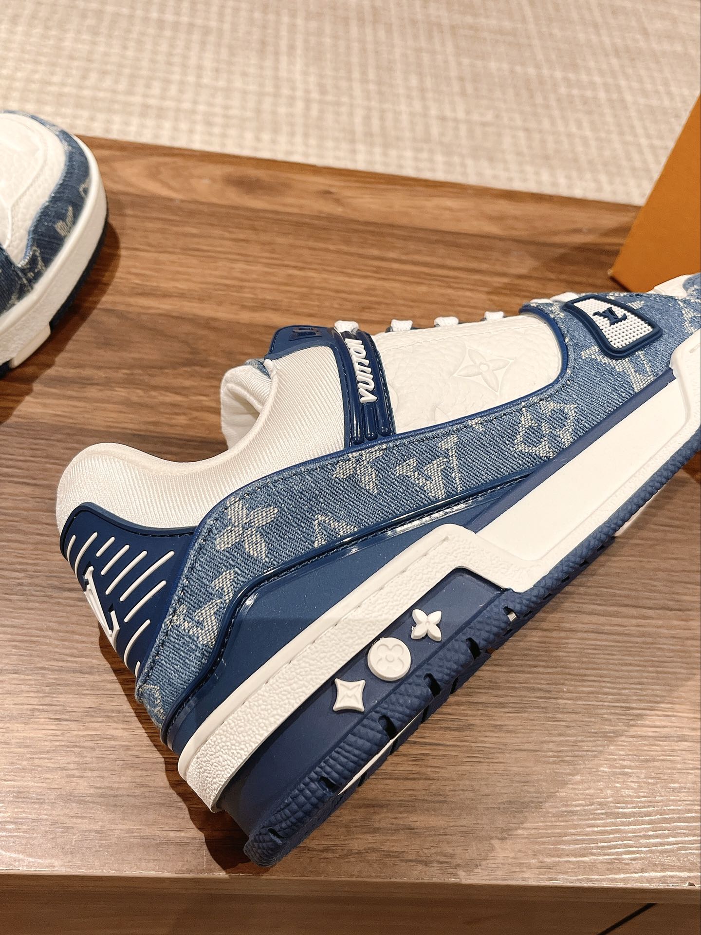 Couple's ๐๐ฟ๐ฎ๐ถ๐ป๐ฒ๐ฟ series latest sports shoes