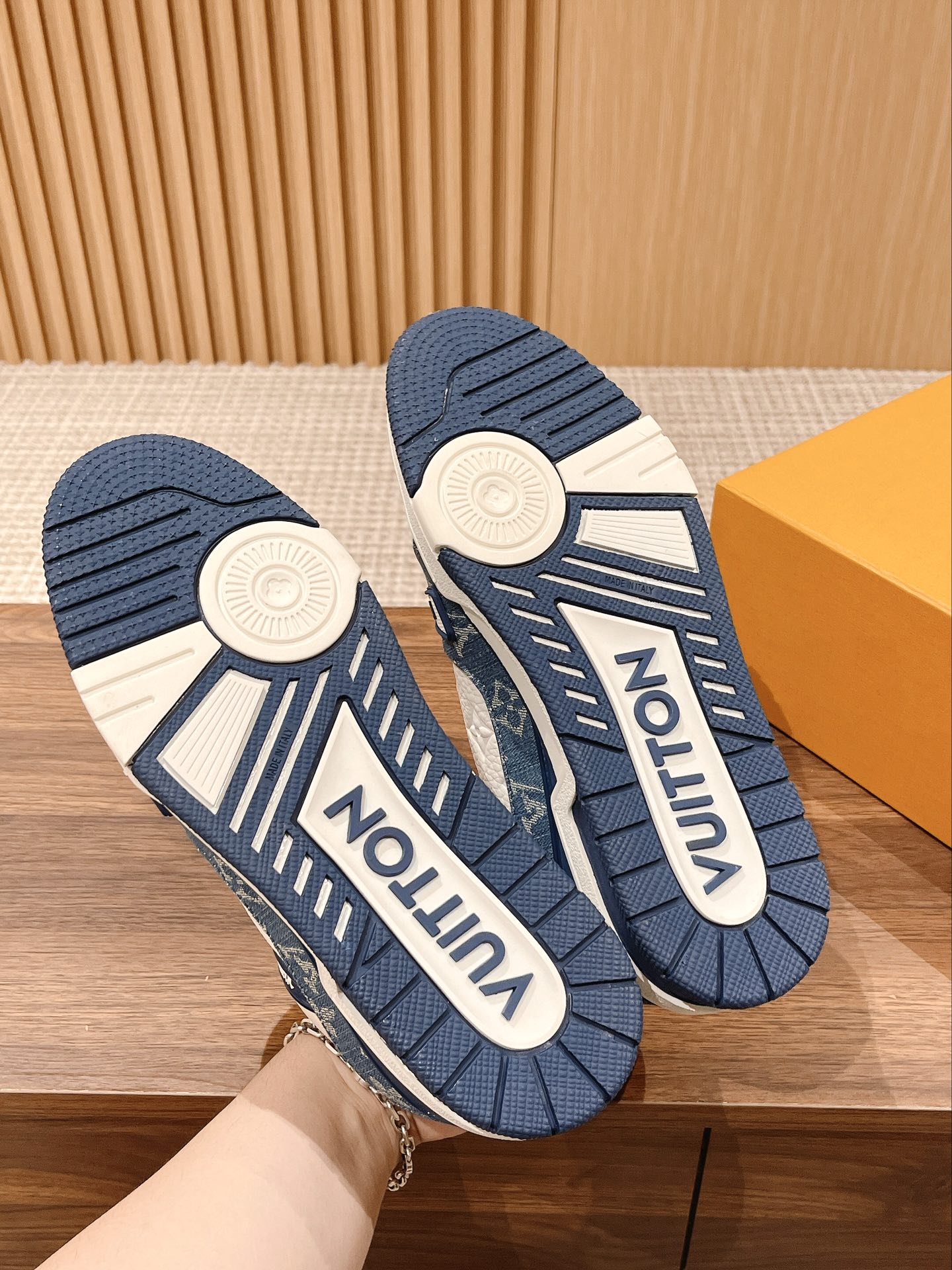 Couple's ๐๐ฟ๐ฎ๐ถ๐ป๐ฒ๐ฟ series latest sports shoes