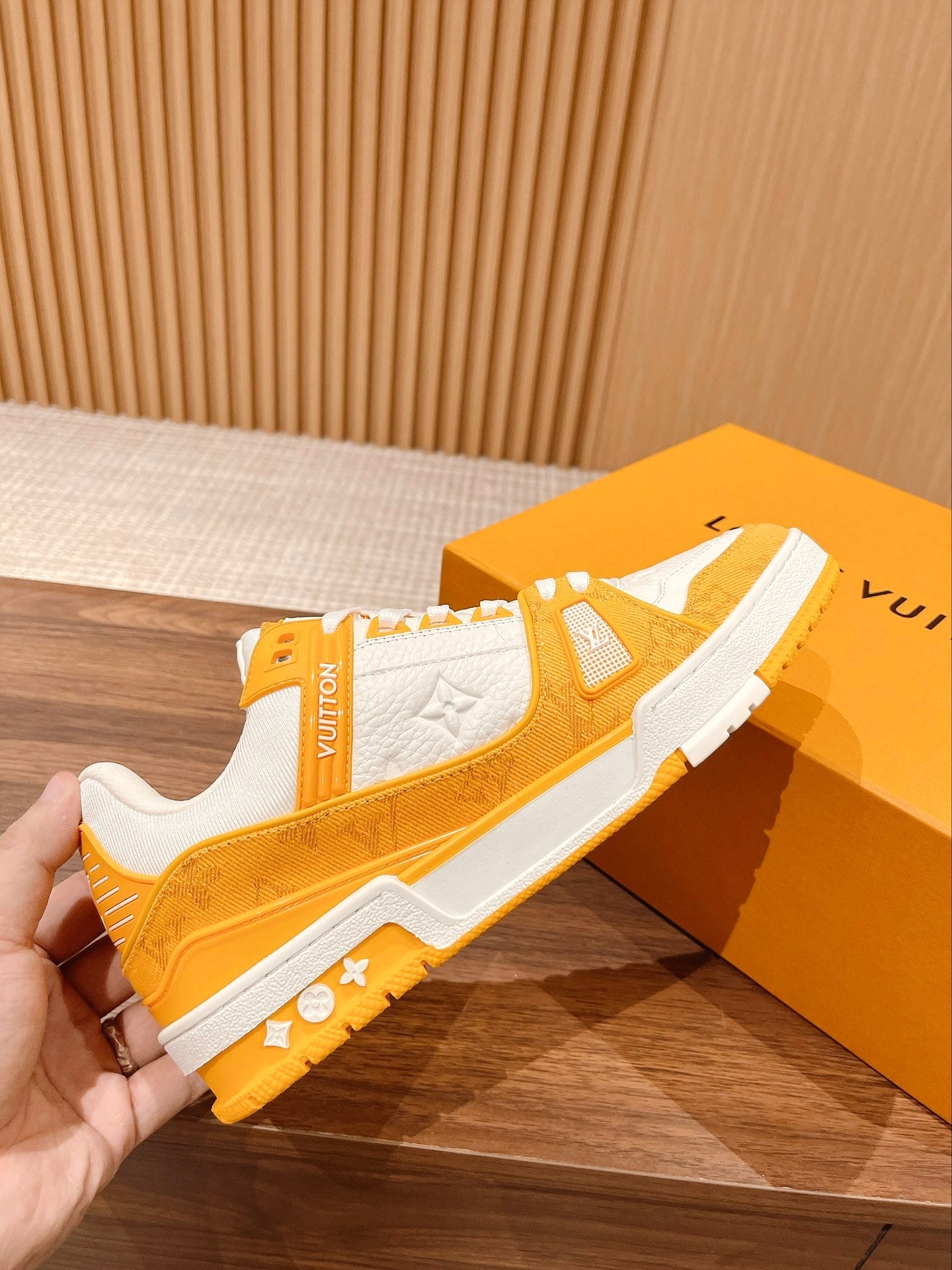 Couple's ๐๐ฟ๐ฎ๐ถ๐ป๐ฒ๐ฟ series latest sports shoes
