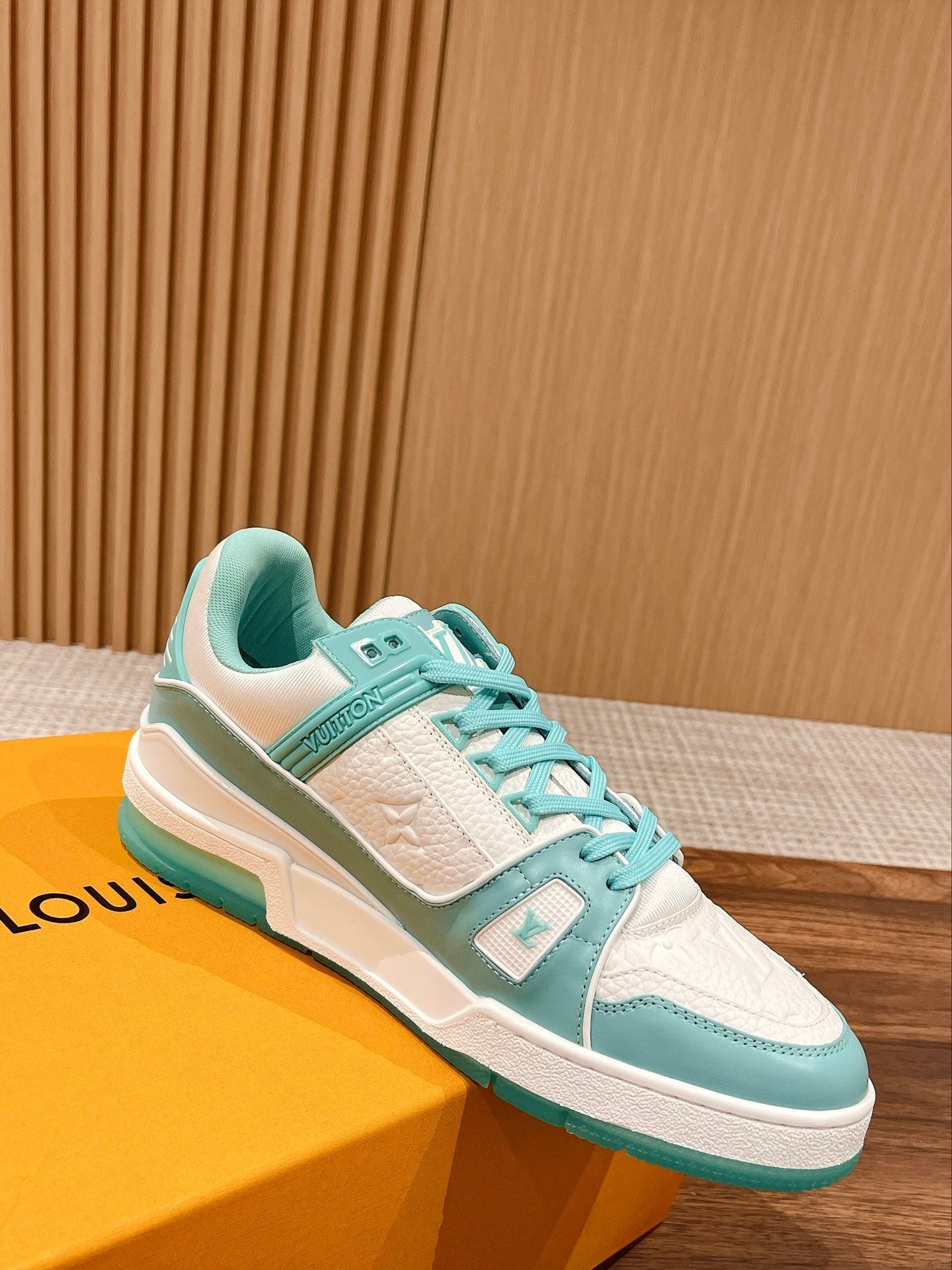 Couple's ๐๐ฟ๐ฎ๐ถ๐ป๐ฒ๐ฟ series latest sports shoes