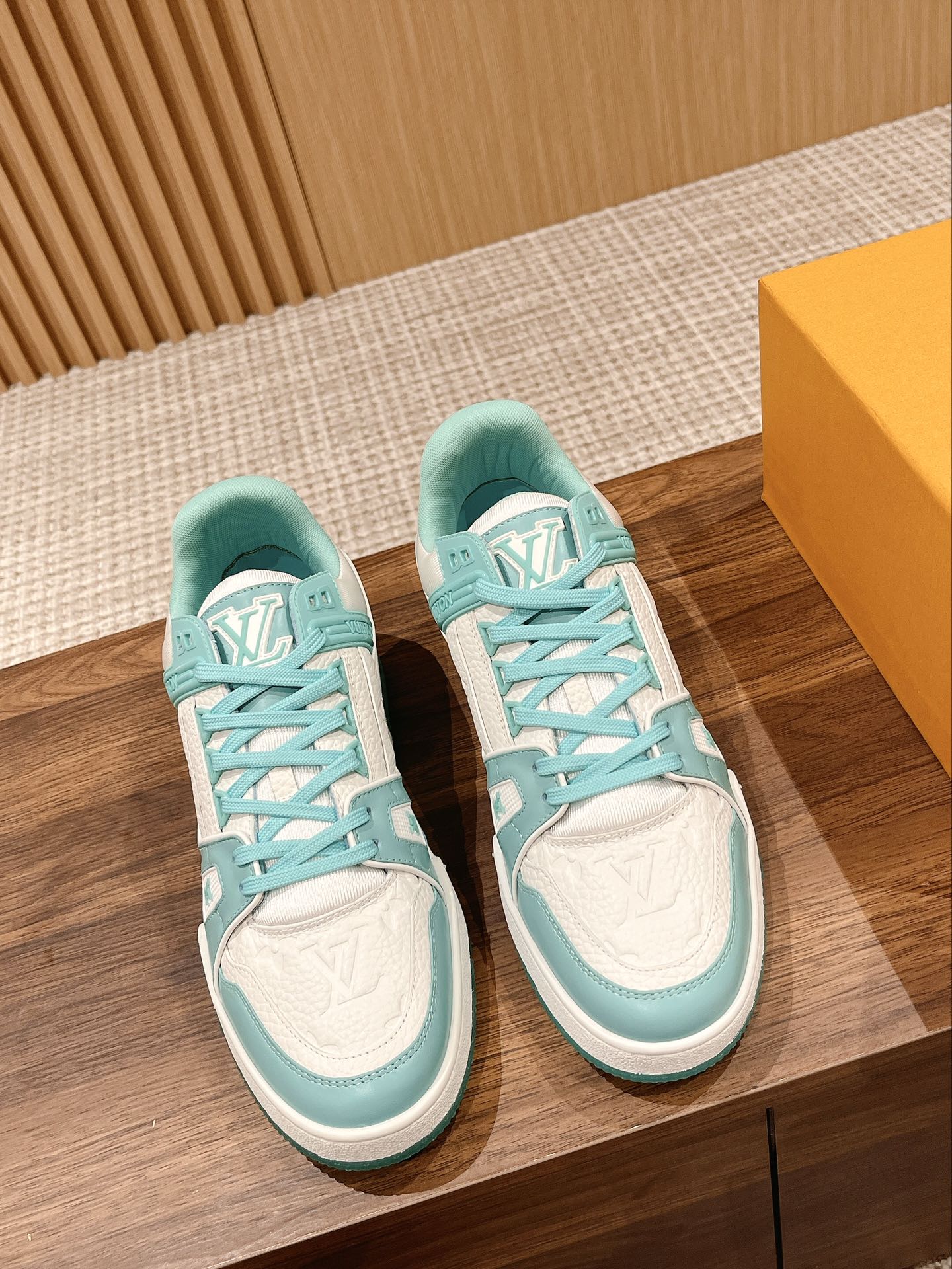 Couple's ๐๐ฟ๐ฎ๐ถ๐ป๐ฒ๐ฟ series latest sports shoes