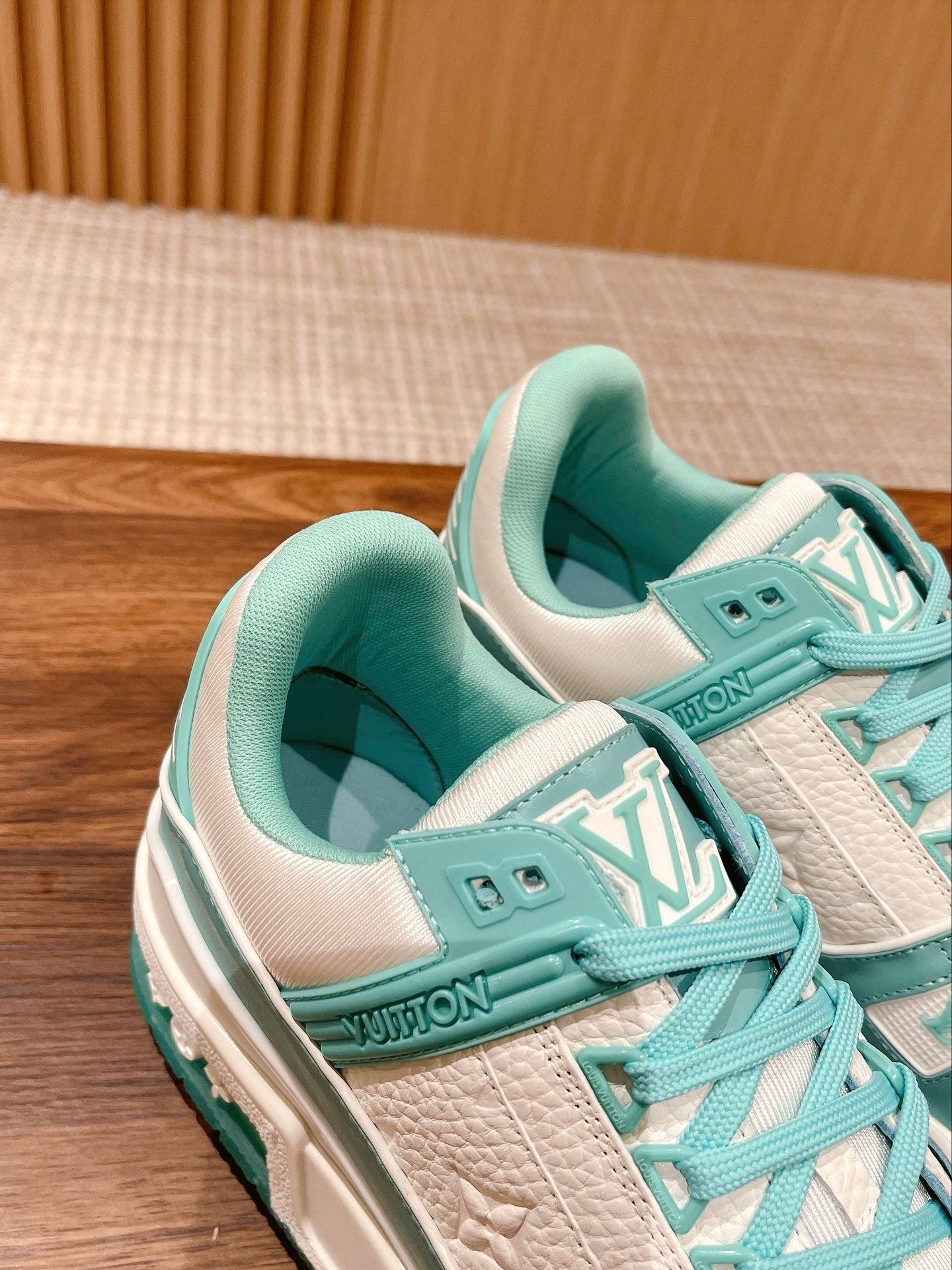 Couple's ๐๐ฟ๐ฎ๐ถ๐ป๐ฒ๐ฟ series latest sports shoes