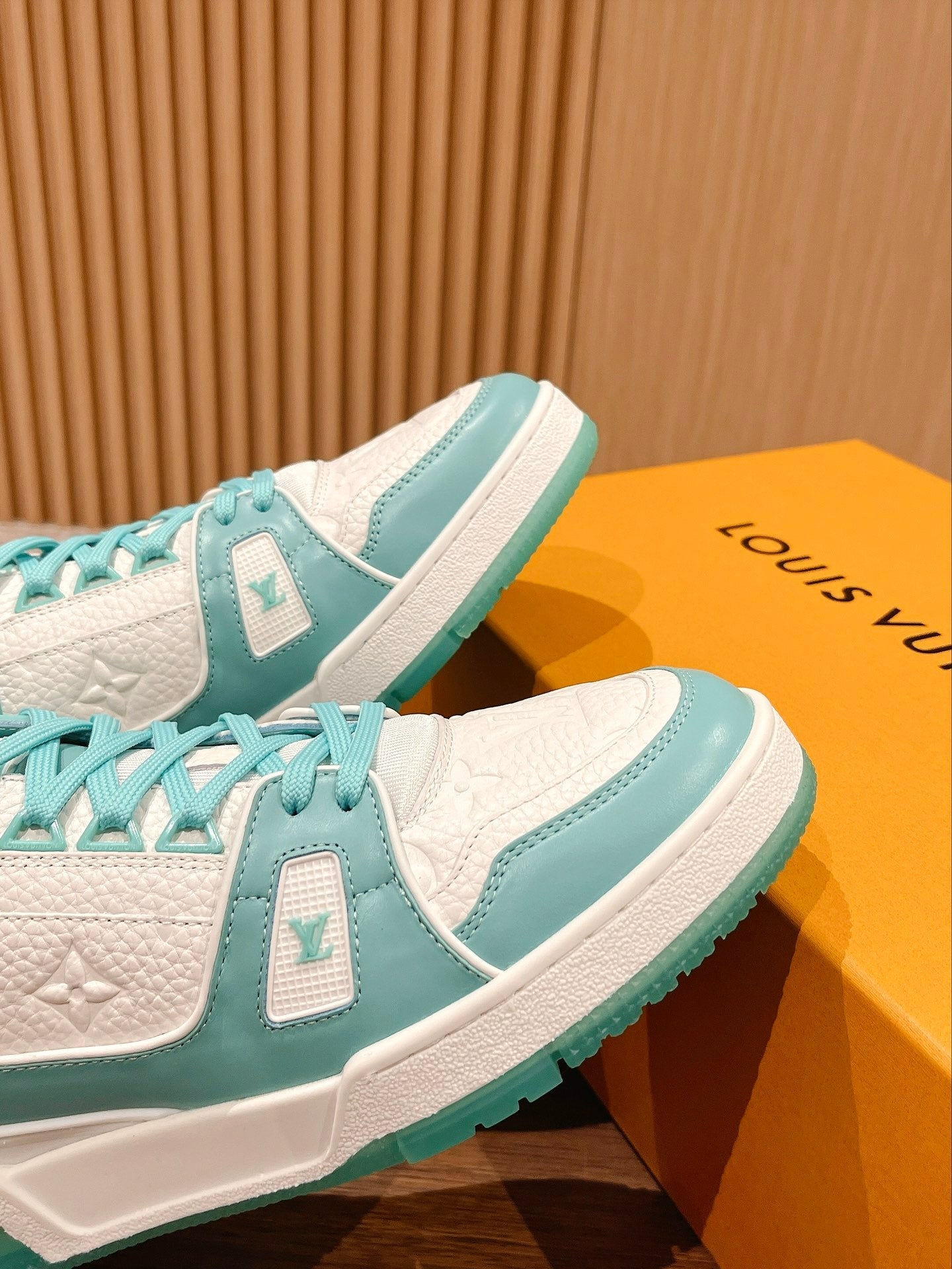 Couple's ๐๐ฟ๐ฎ๐ถ๐ป๐ฒ๐ฟ series latest sports shoes