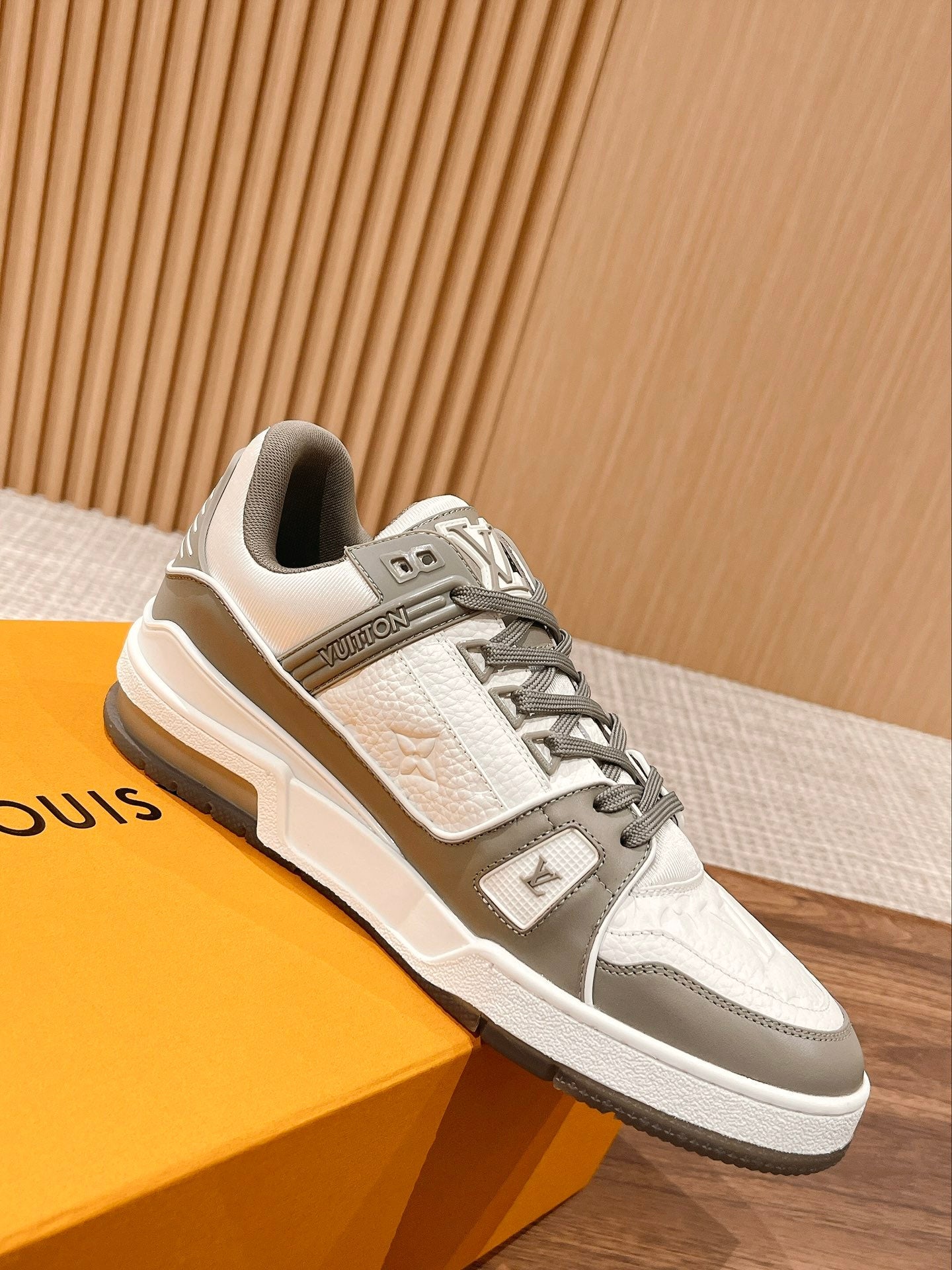 Couple's ๐๐ฟ๐ฎ๐ถ๐ป๐ฒ๐ฟ series latest sports shoes